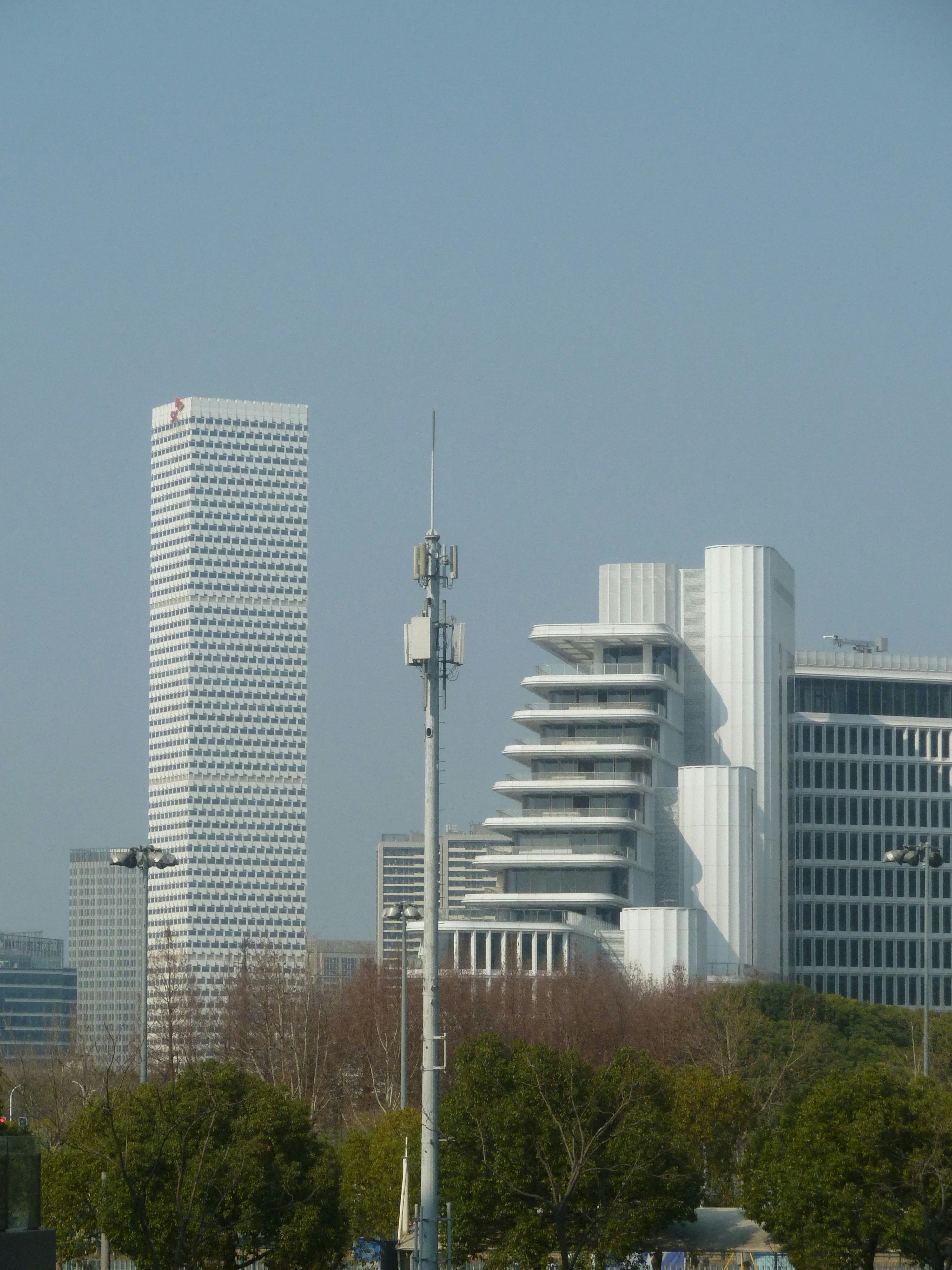 青空を背景にした高層ビルと近代的な建物。