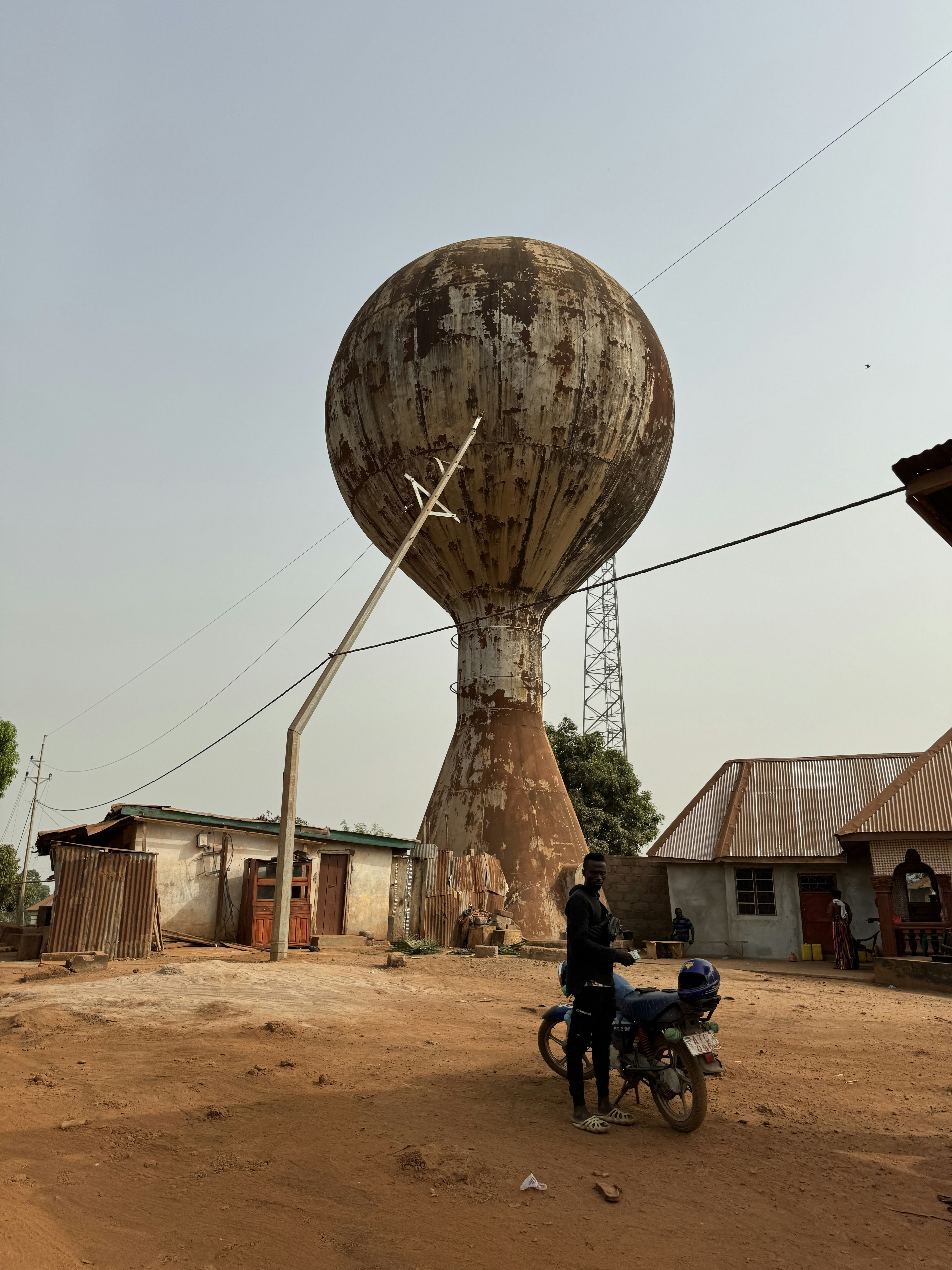 給水塔の前に停められたバイク