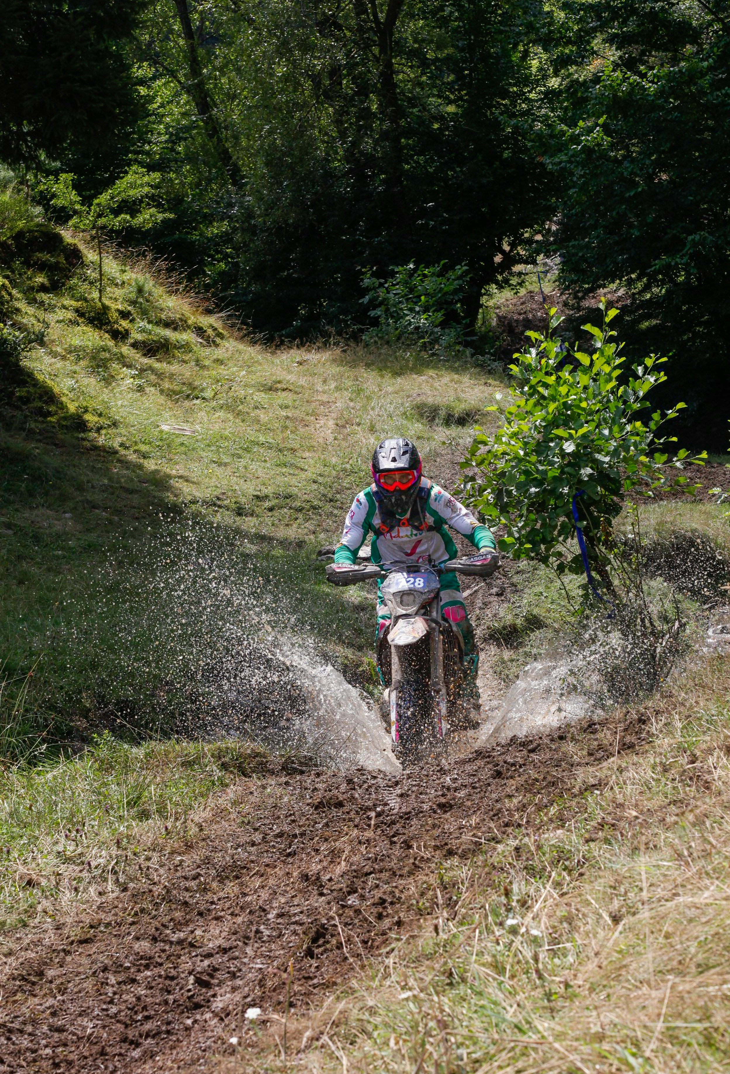 トレイルでダートバイクに乗っている人