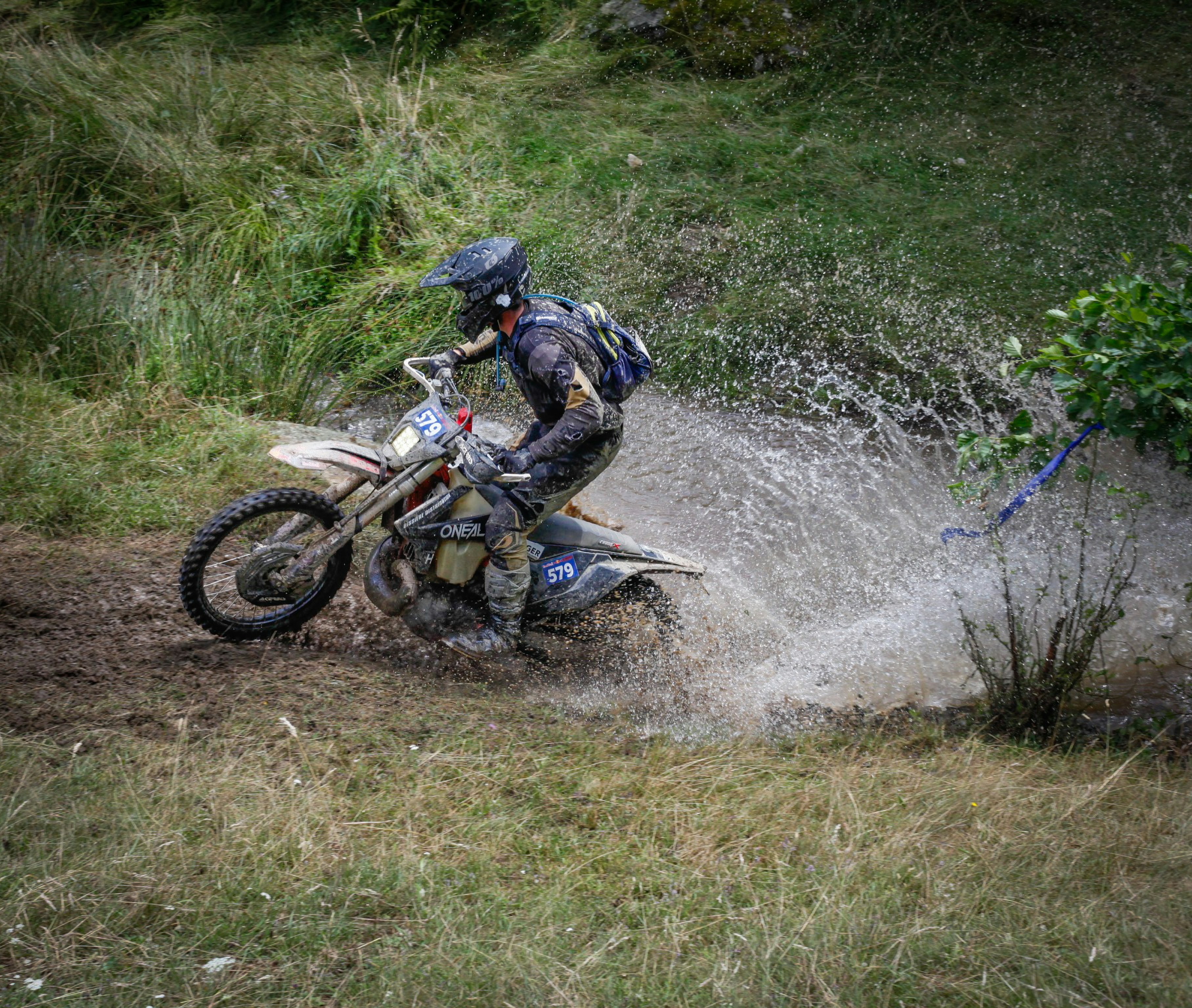 水たまりの中をダートバイクで走る男性