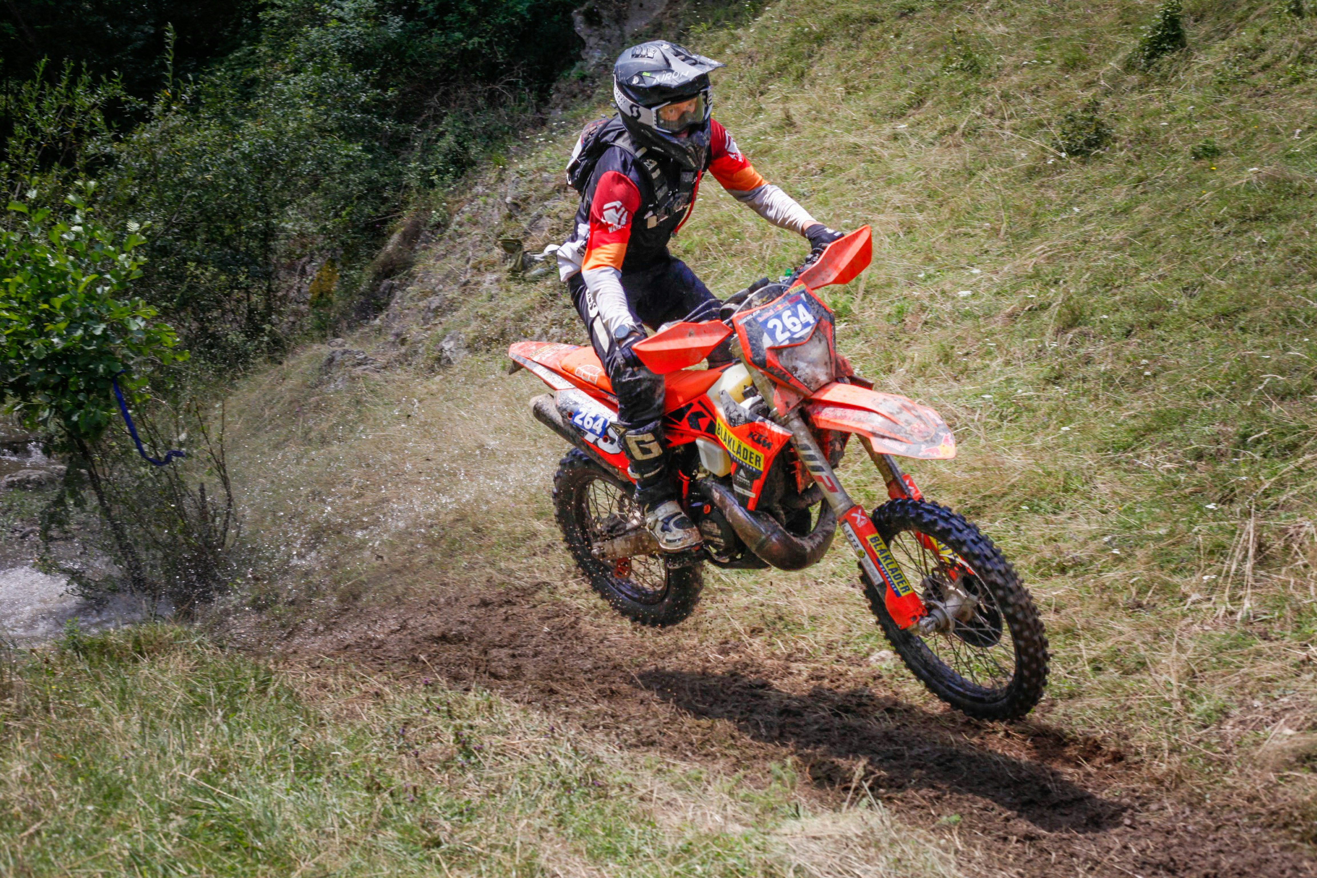 トレイルでダートバイクに乗っている人