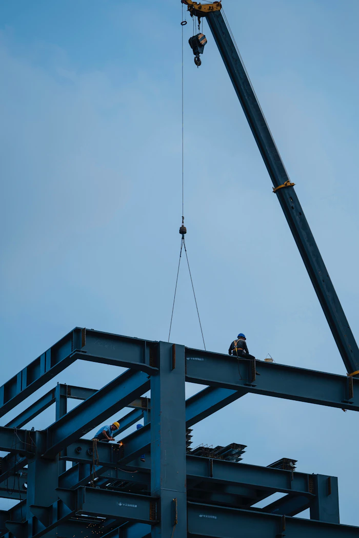 Steel structure erection with tower crane