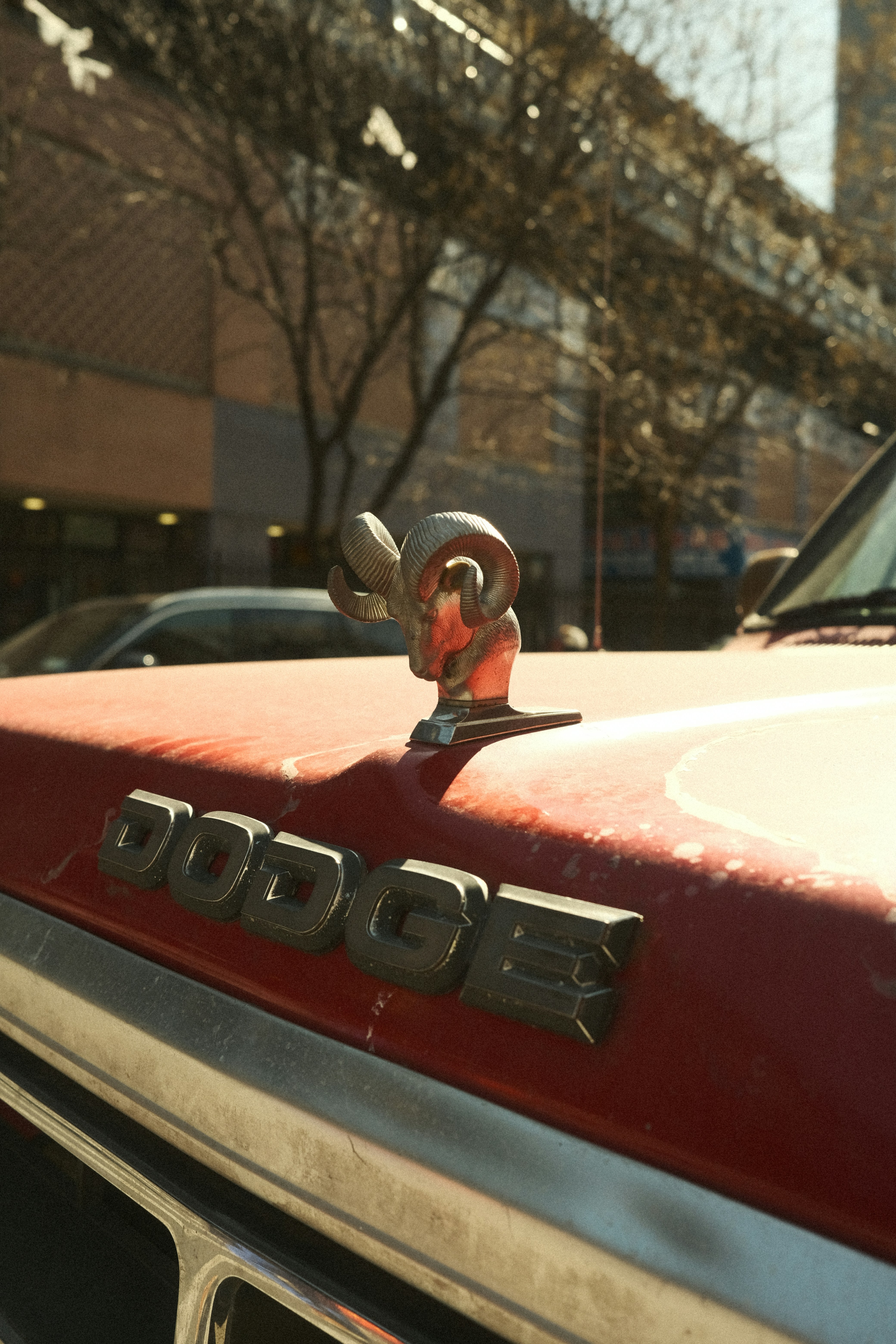 Eine Nahaufnahme des Emblems auf einem roten Lastwagen