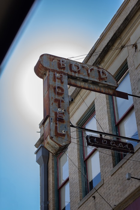 招牌能用多久？马来西亚天气下的材料耐久性指南