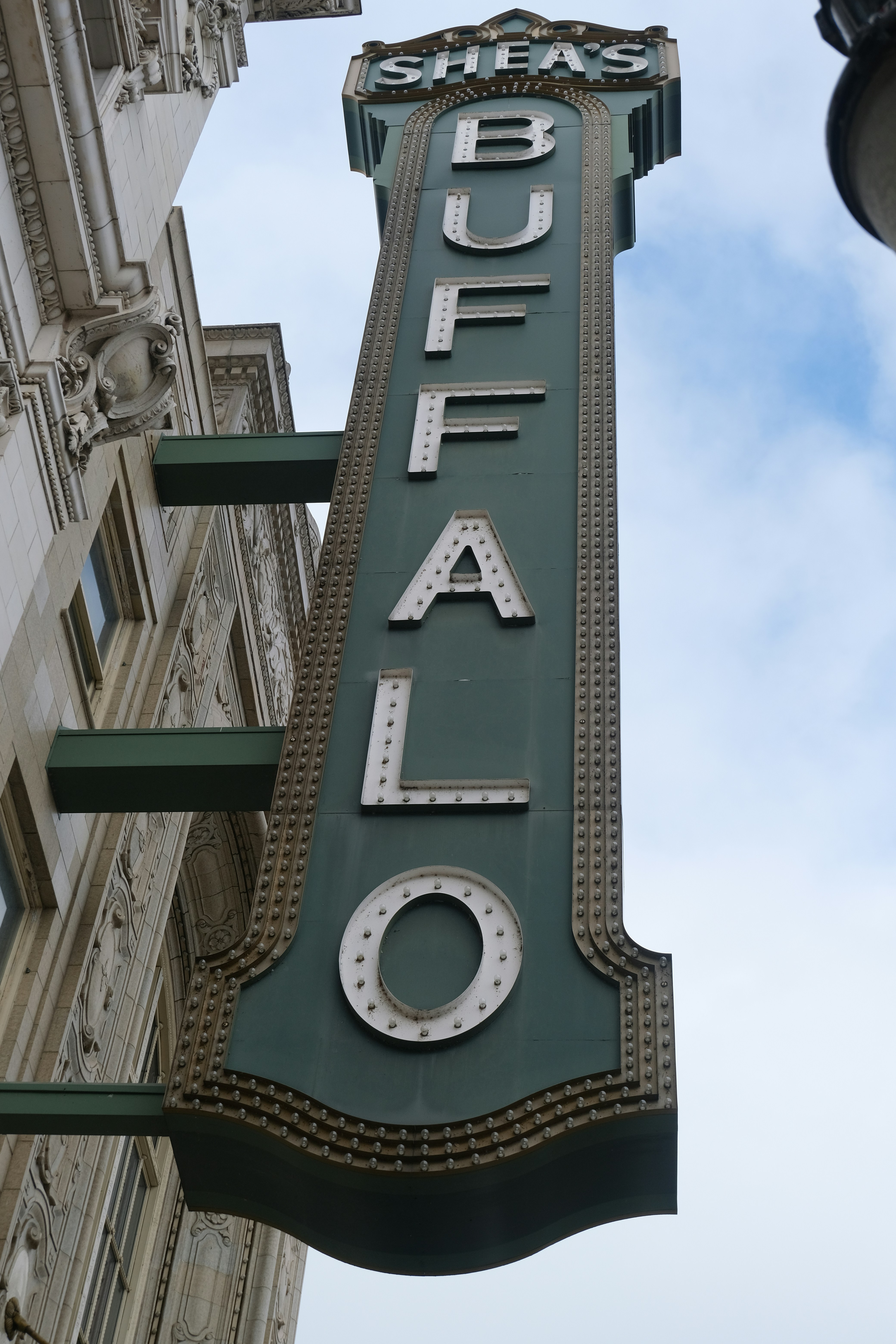 Panneau de théâtre de buffle Sheas bien en vue.