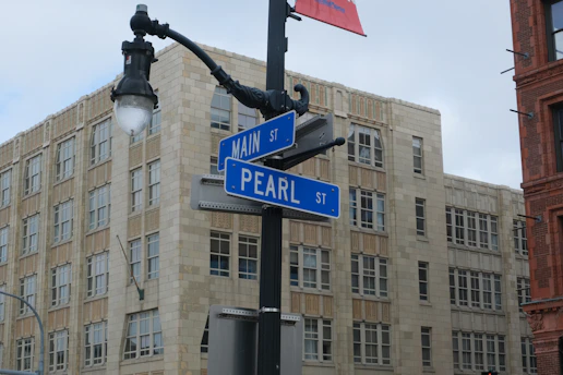 Street signs indicate main street and pearl street.