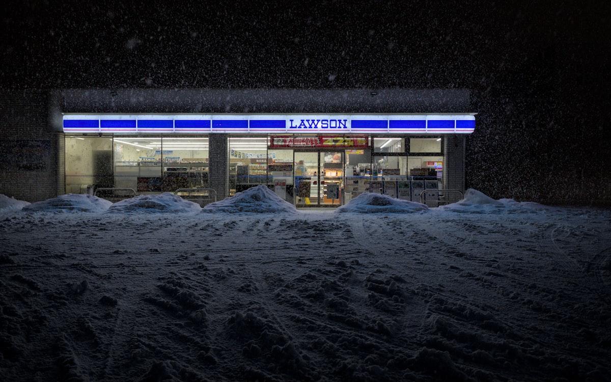 越前今立地區的和紙工房外觀，冬日的寂靜街道