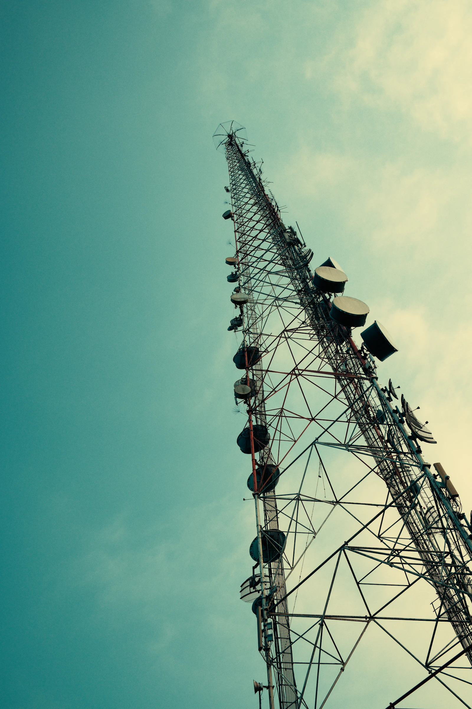 Pylône de télécommunications équipé d'antennes, sur fond de ciel bleu, en Angola