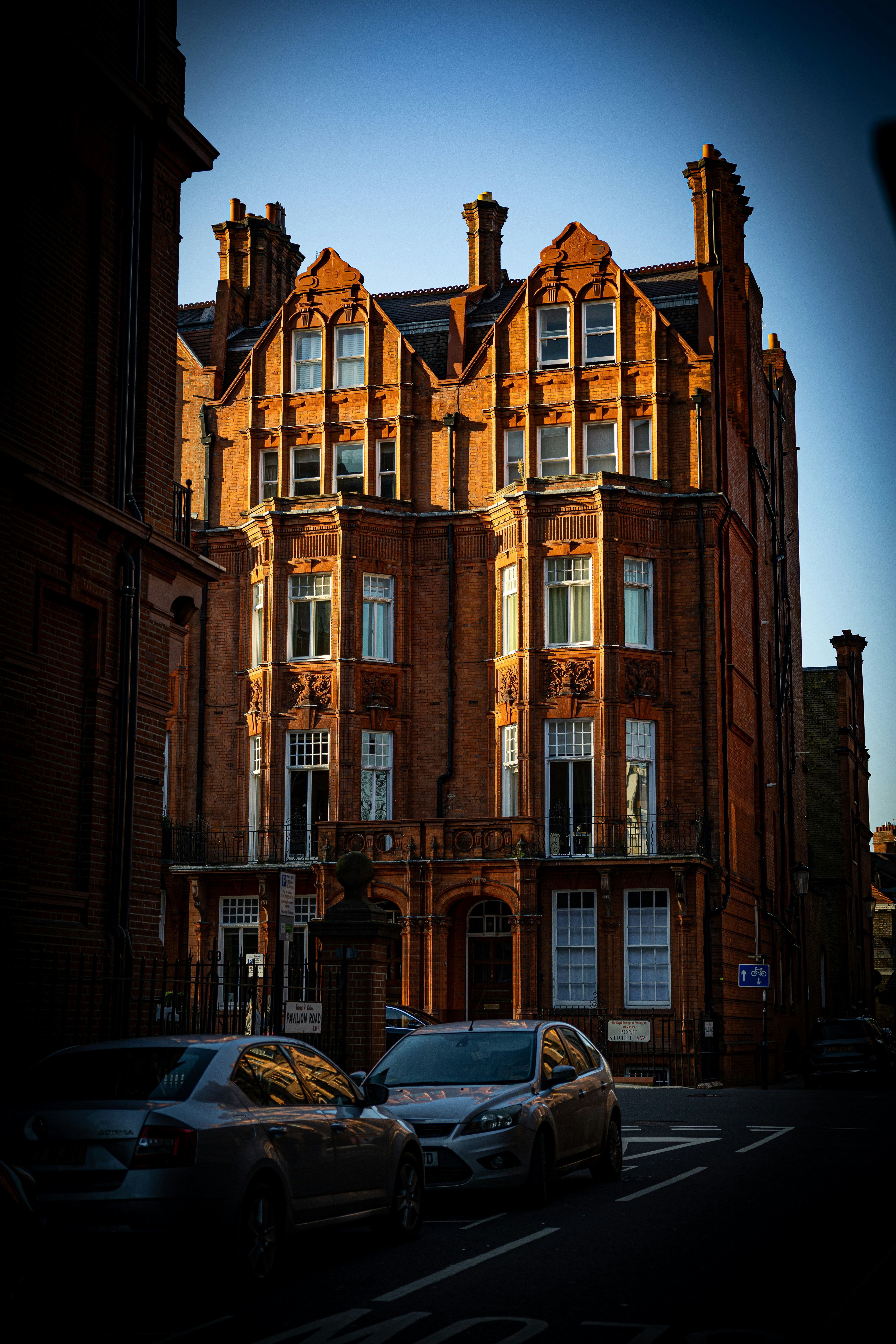 Ein wunderschönes Backsteingebäude ist bei Sonnenuntergang beleuchtet.
