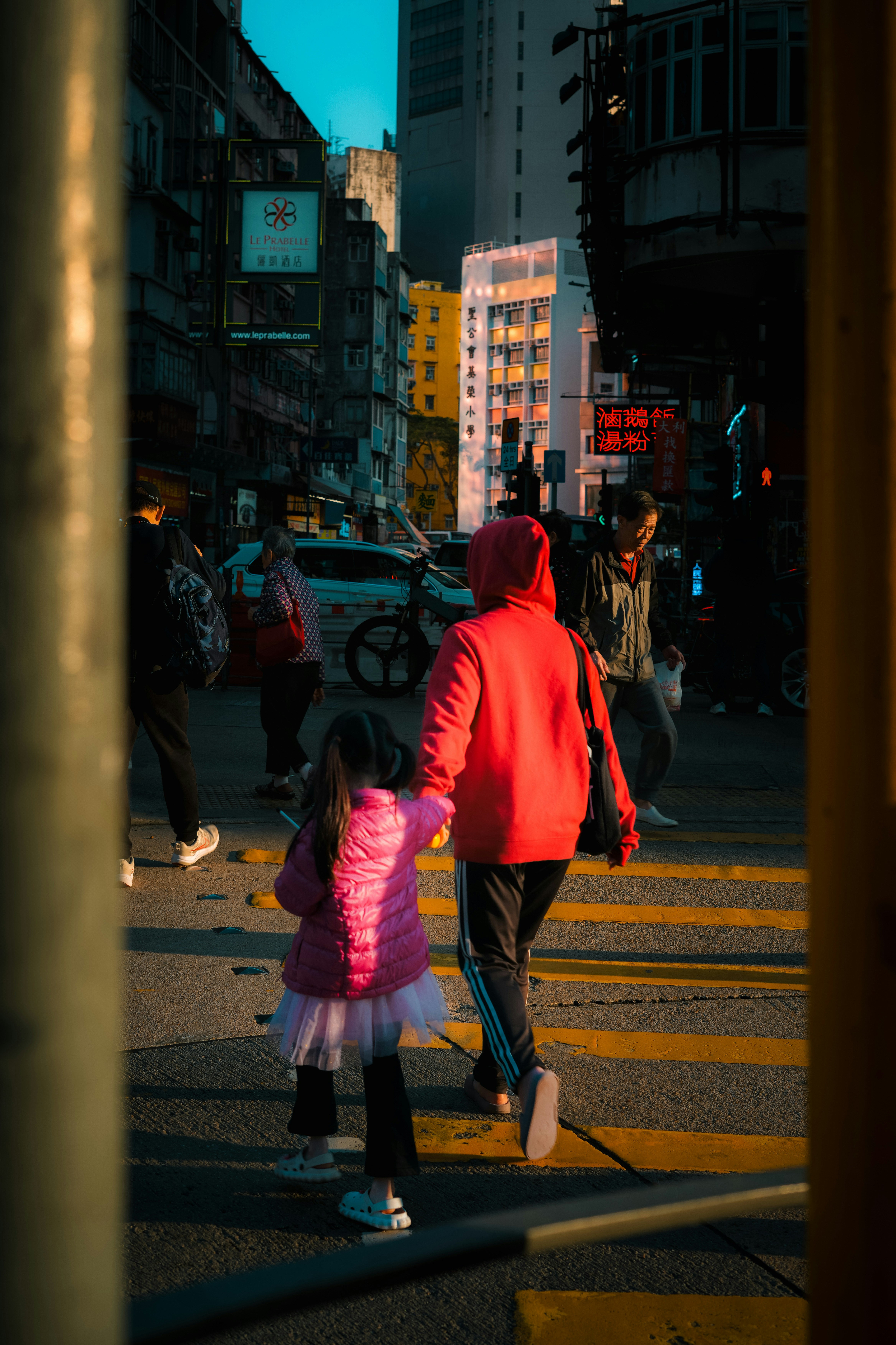 深圳孩子去香港读书插班全攻略2026：跨境上学 vs 举家迁港怎么选？