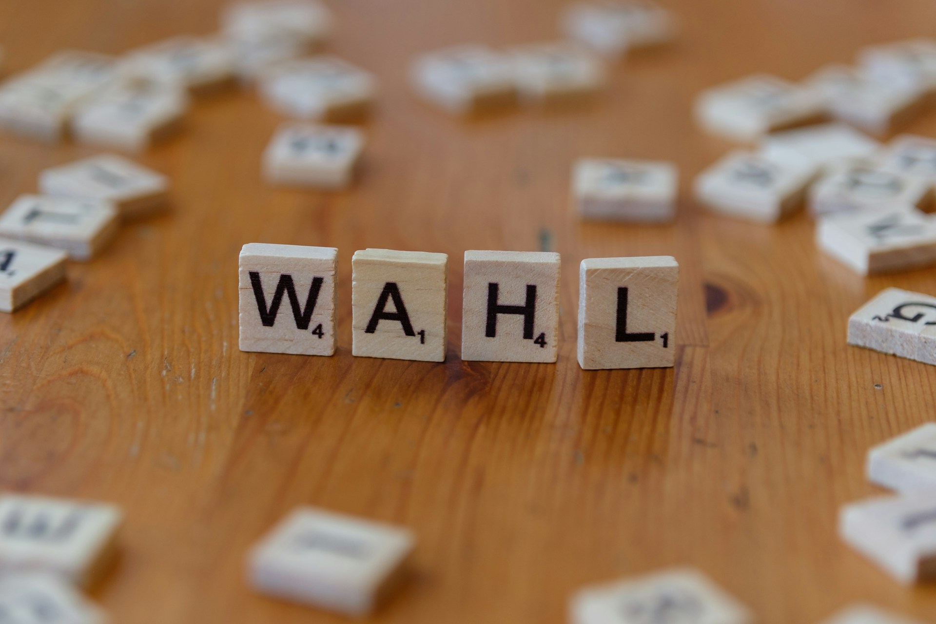 The word "wahl" is spelled out in tiles.
