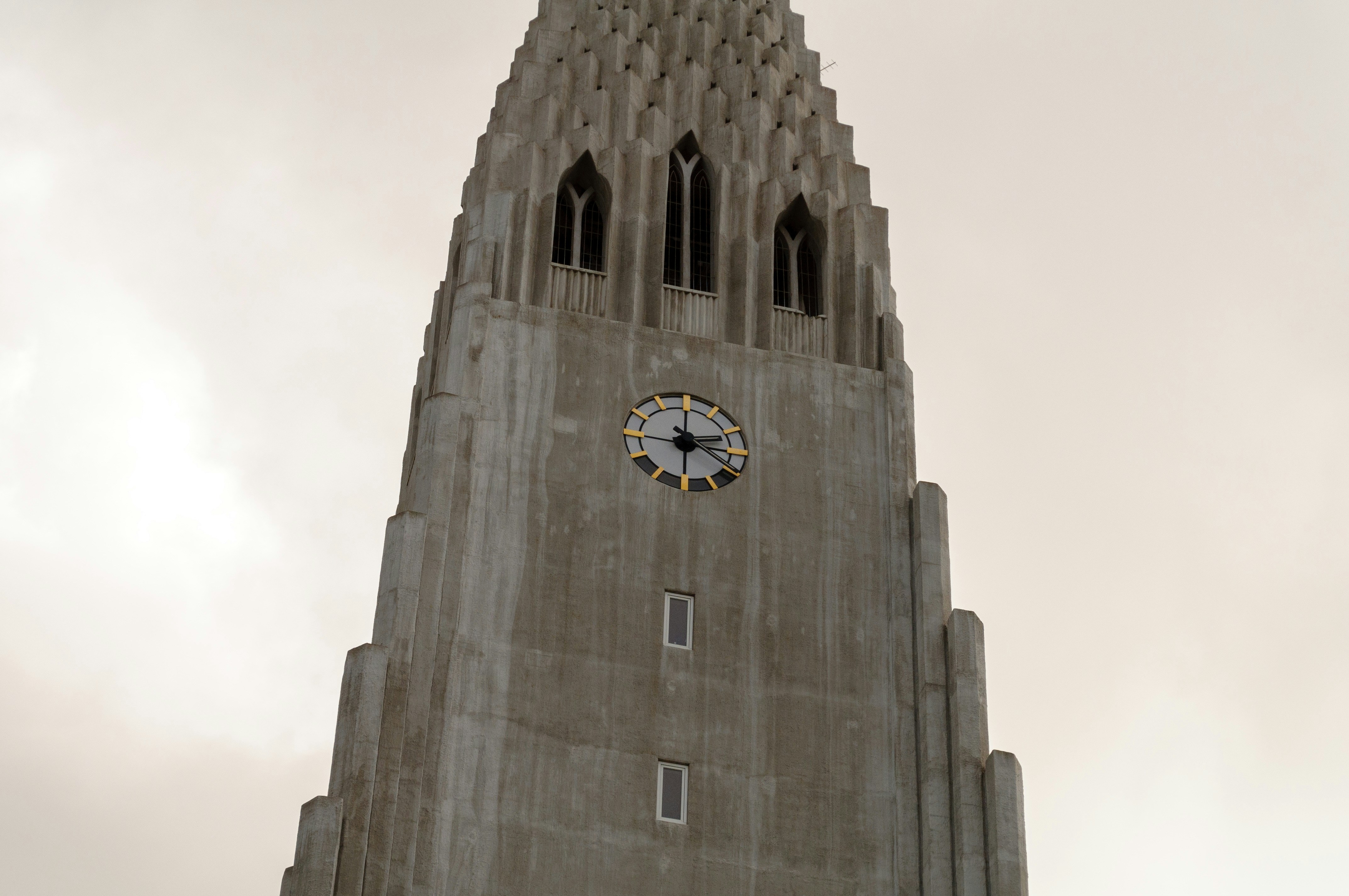 ハットルグリムス教会の塔は高く、誇らしげに立っています。