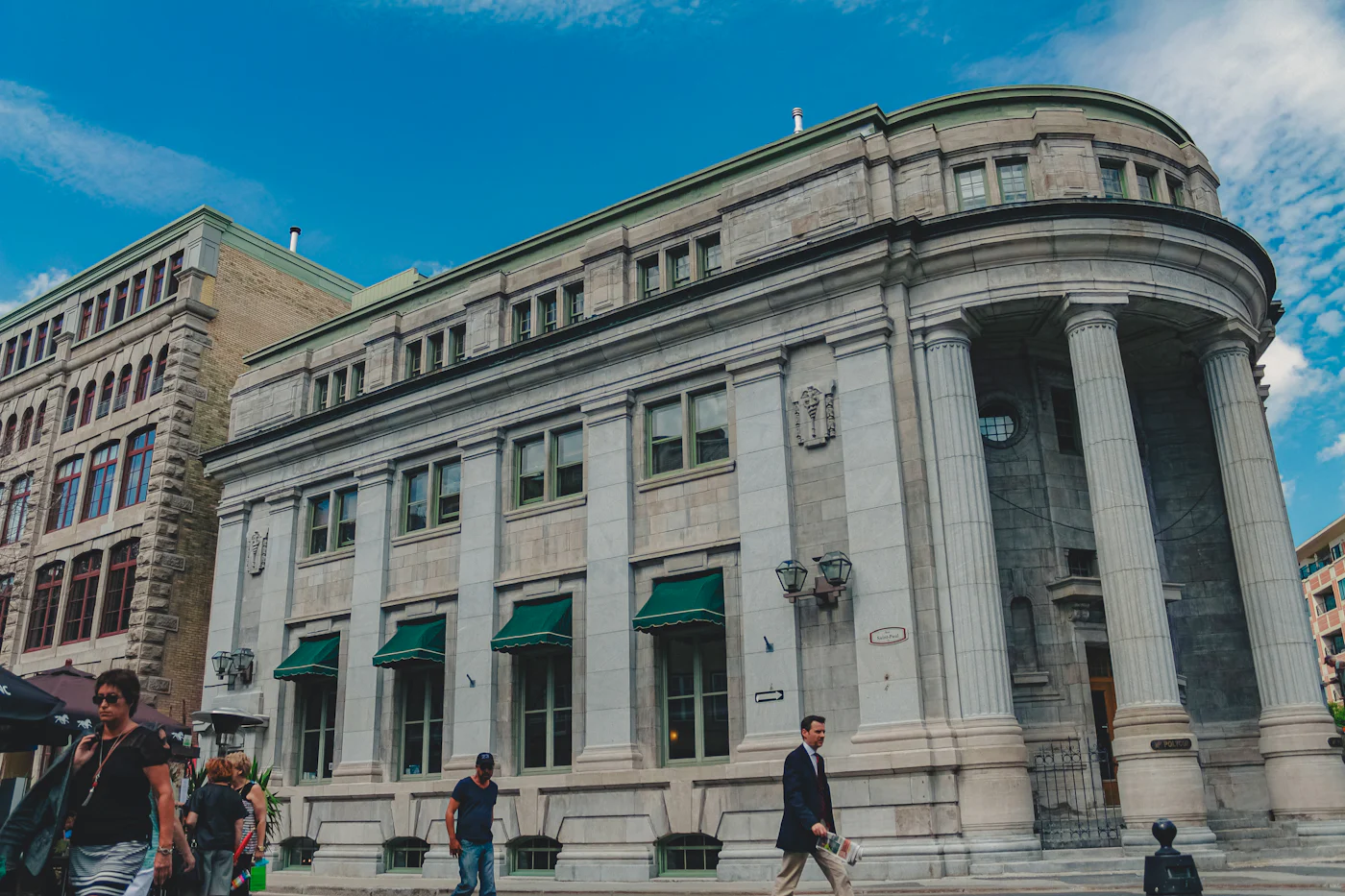 Edificio de estilo clásico asociado a tribunales y justicia