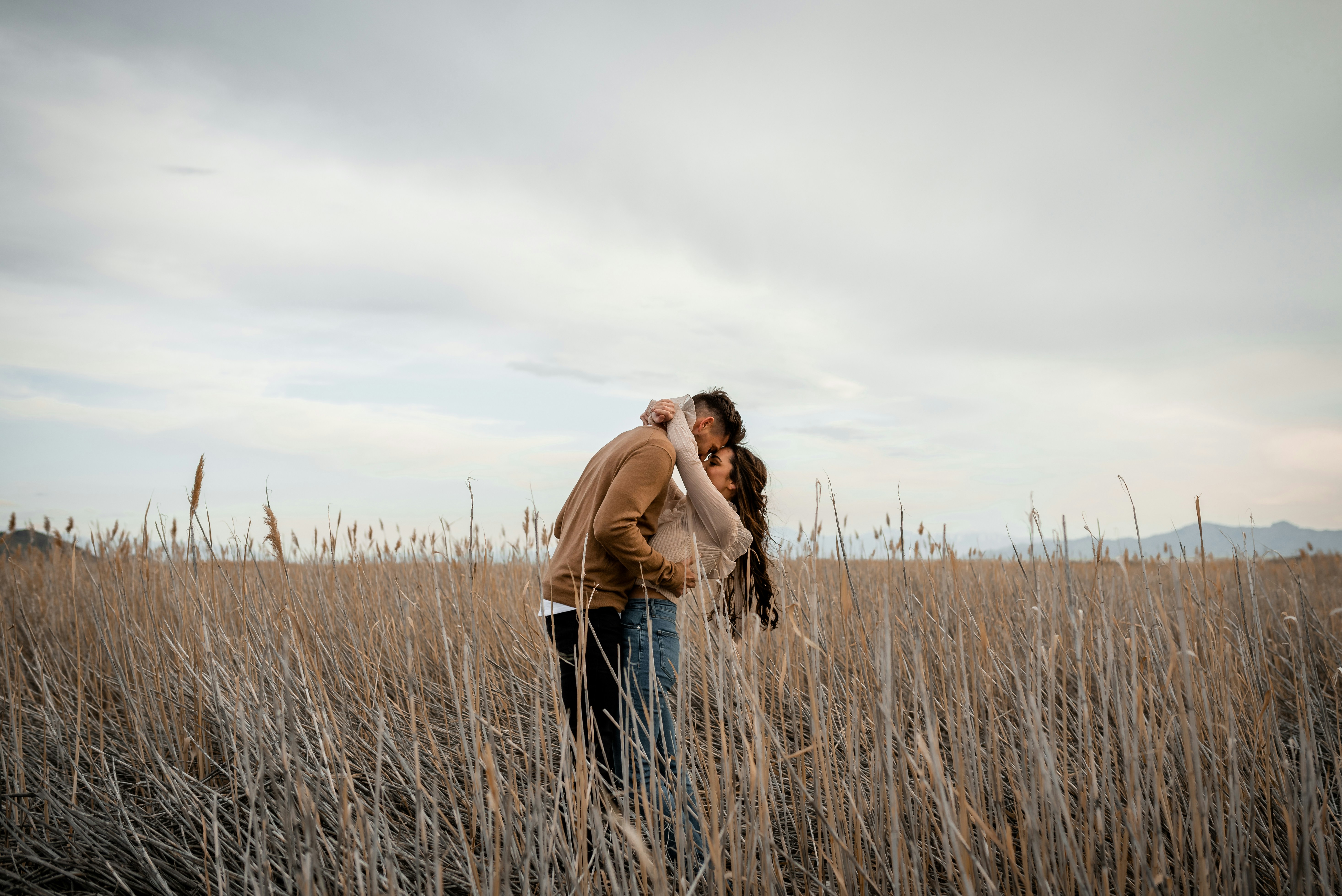 Los novios abrazados al atardecer