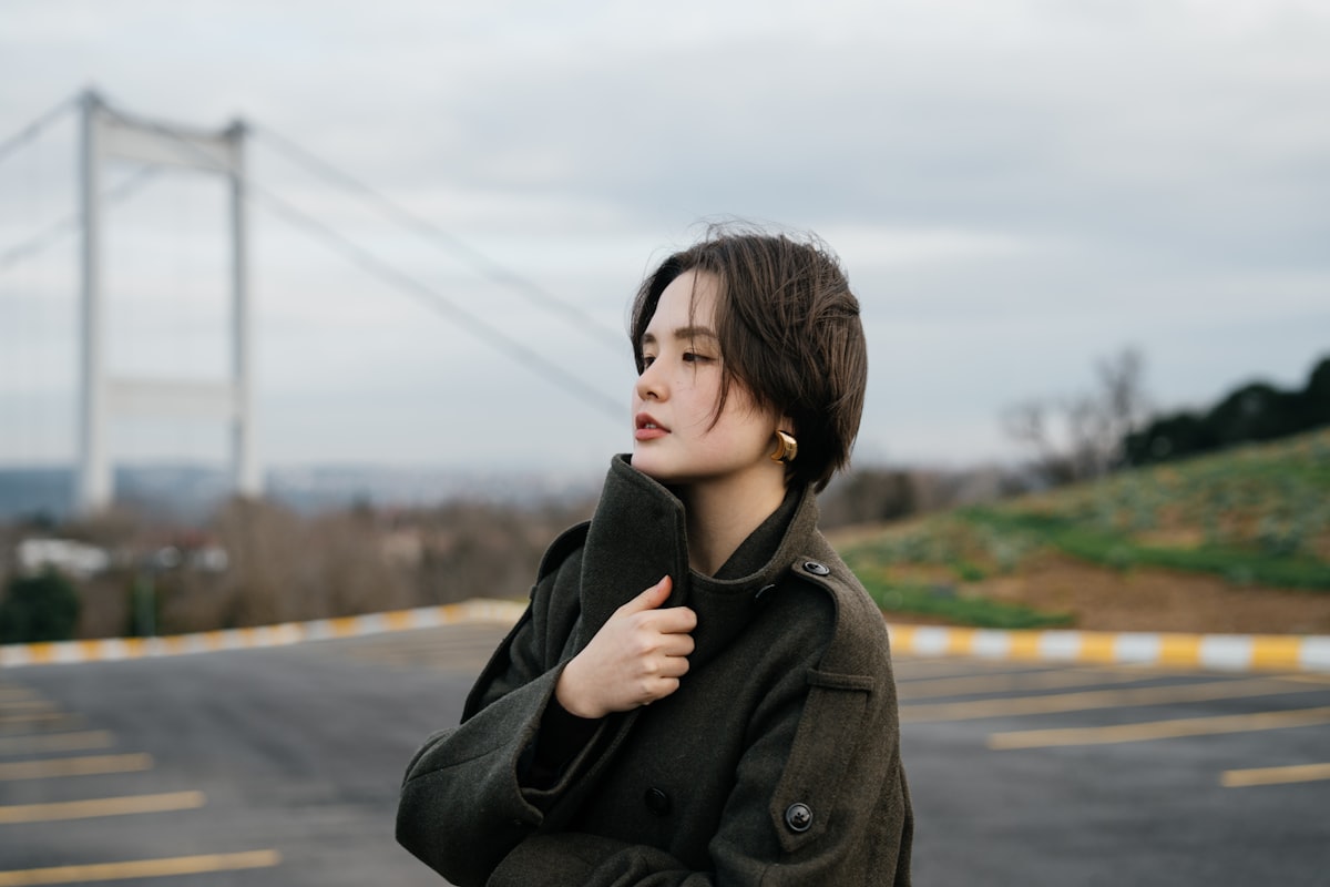 Nachdenkliche Person im Freien – Symbolbild für Traurigkeit und Umbruch nach dem Rauchstopp