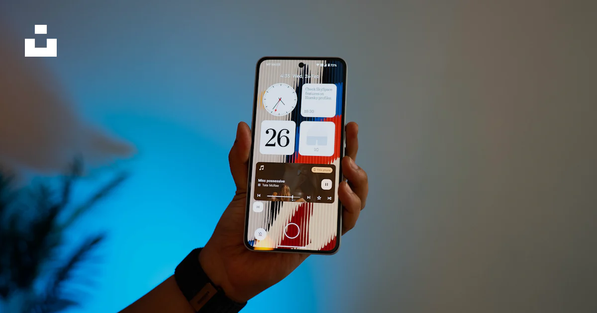 Hand Widget A hand holds up a smartphone with widgets. photo – Free Cell phone ...