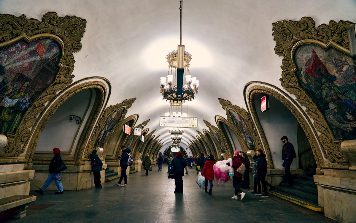 Moskova Metrosu'nun görkemli bir istasyonu