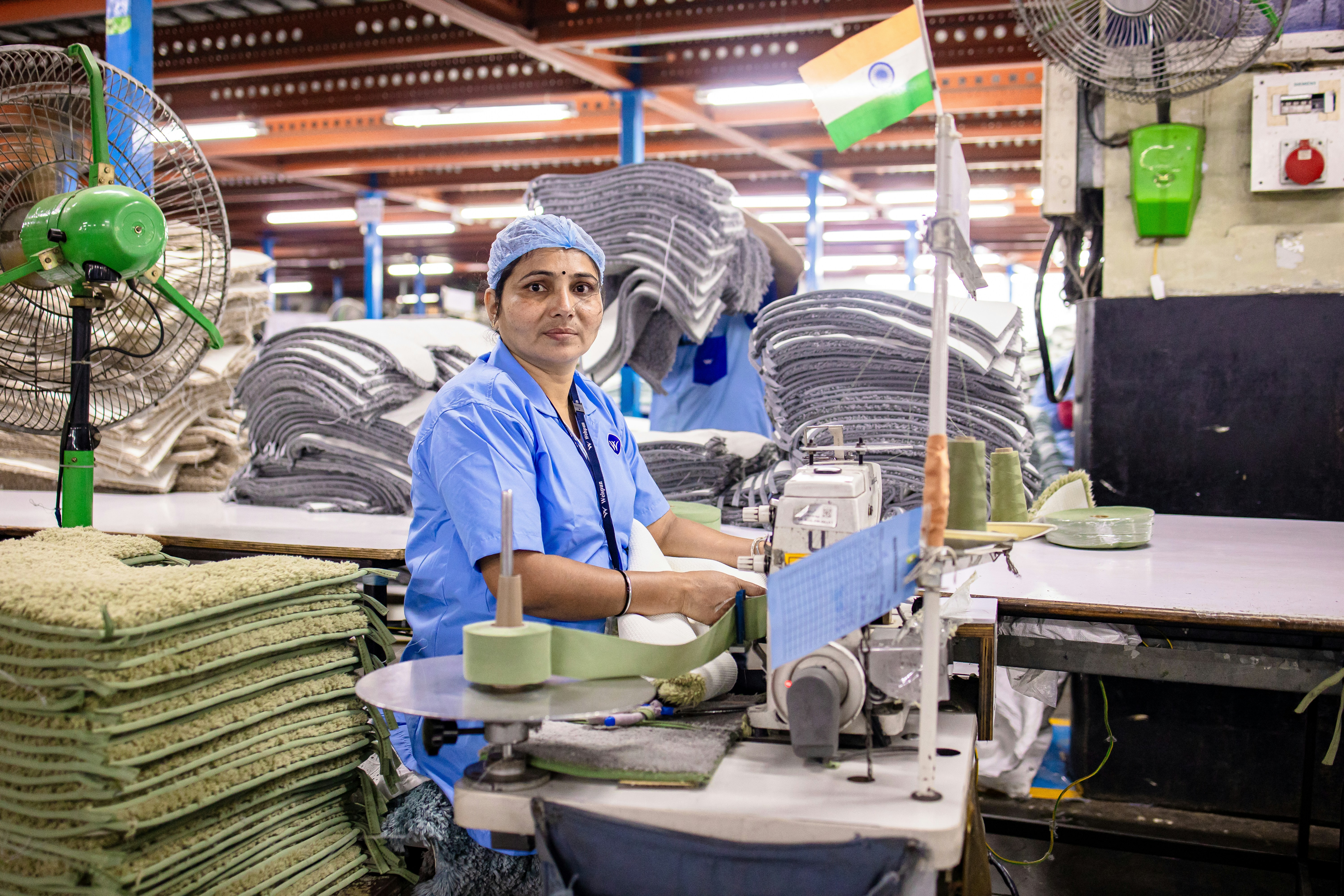 Une femme travaille dans une usine indienne.