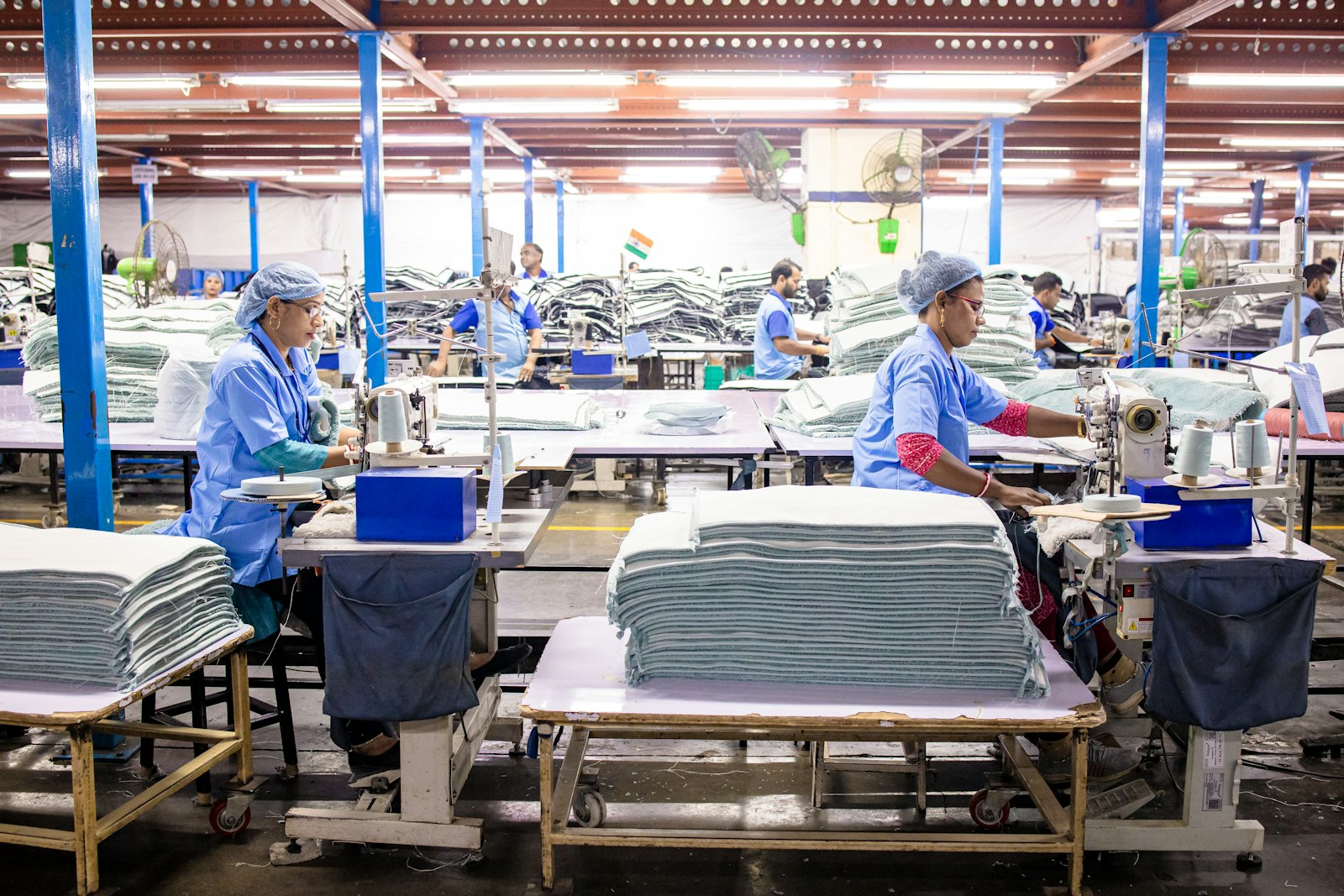 Đội ngũ đang làm việc trong xưởng may đồng phục