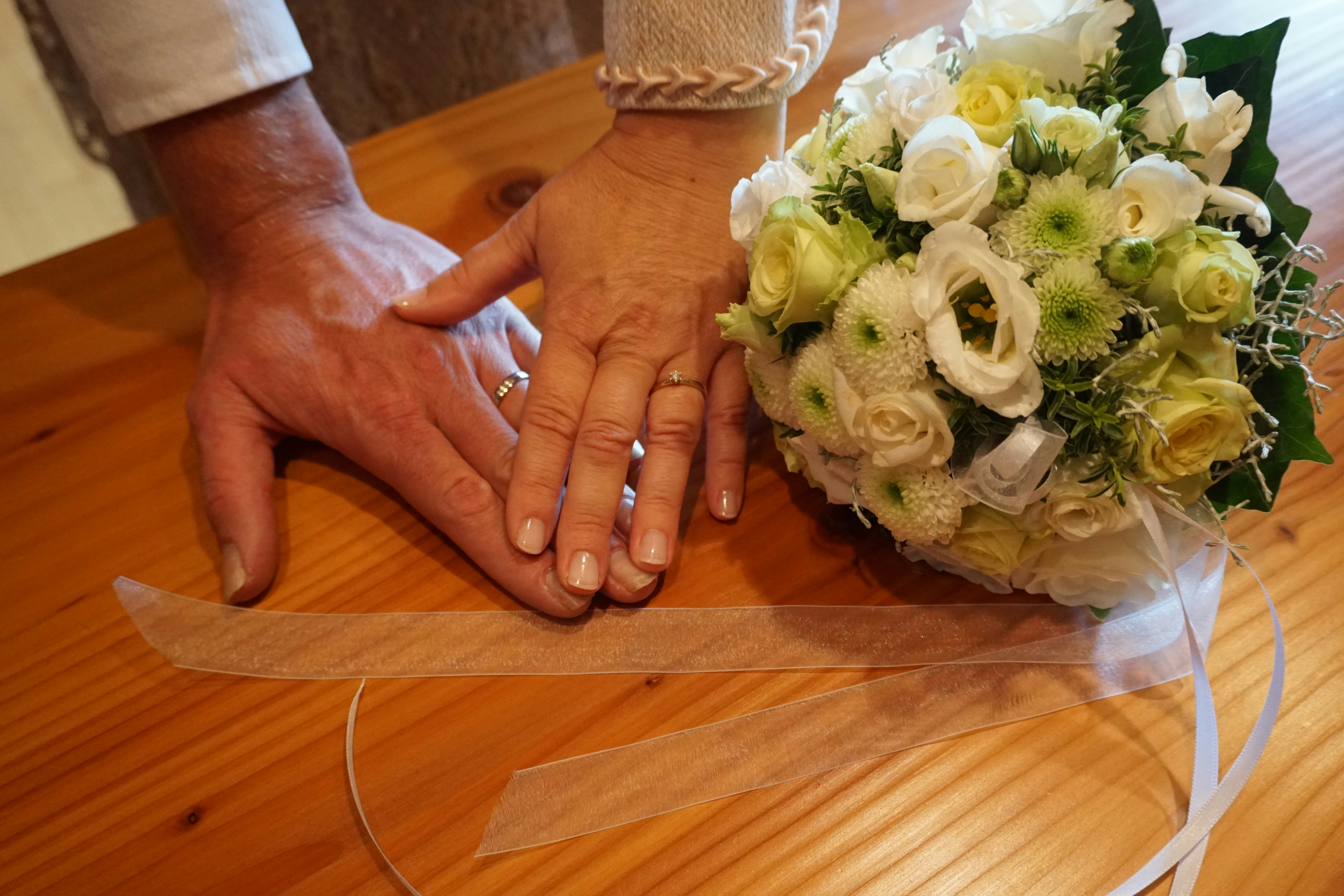 金原ひとみの夫の年齢と人物像について