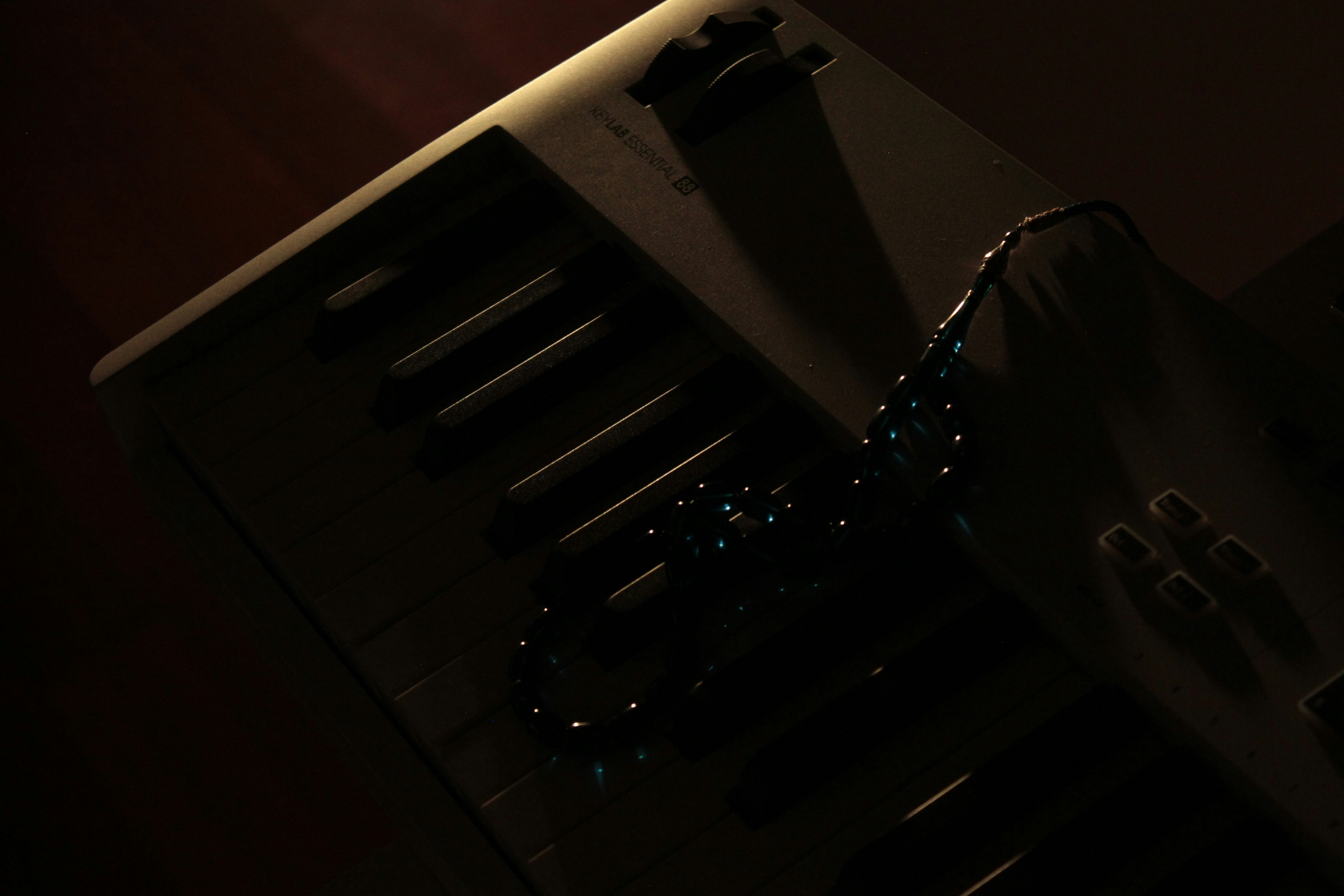 Un teclado con una iluminación sutil y sombras suaves.