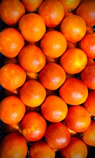A pile of fresh oranges.