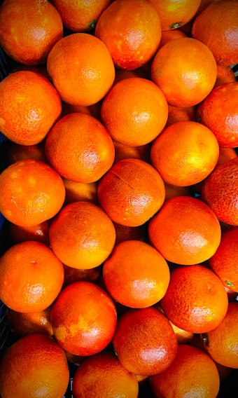 A pile of fresh oranges.