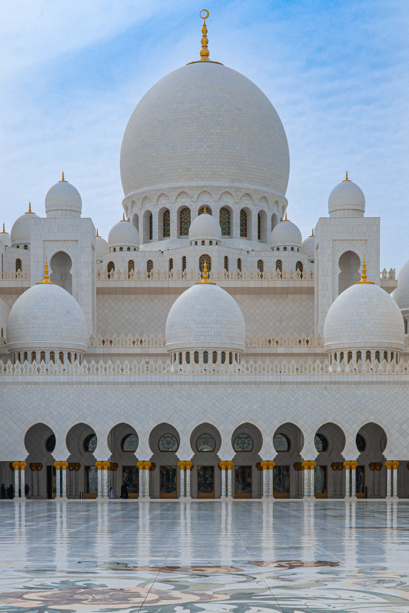 Weiße Kuppeln und Bögen der Sheikh-Zayed-Moschee in Abu Dhabi