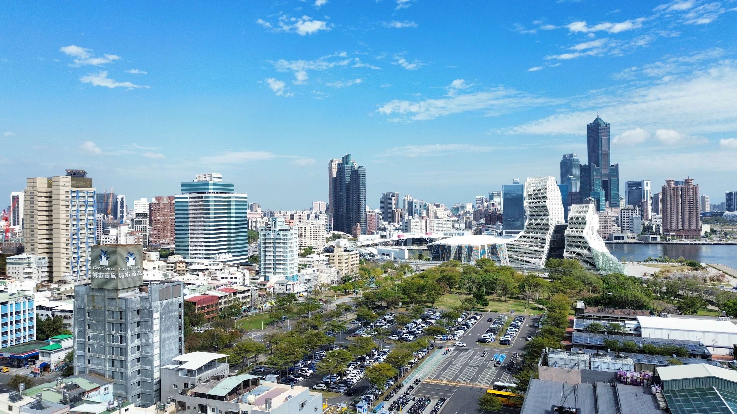 晴空下高雄港灣城市建築與綠地
