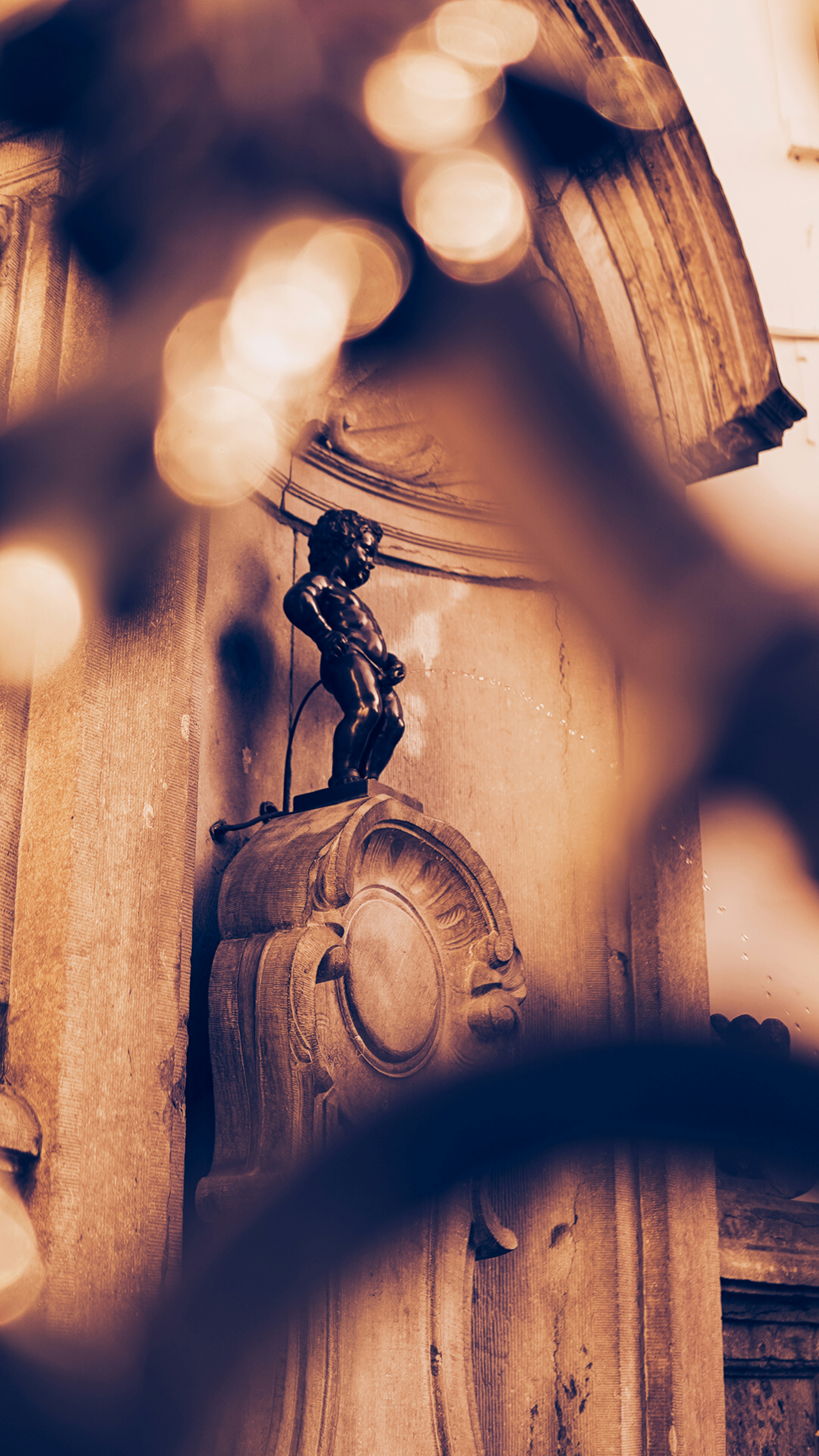 The statue of manneken pis in brussels.