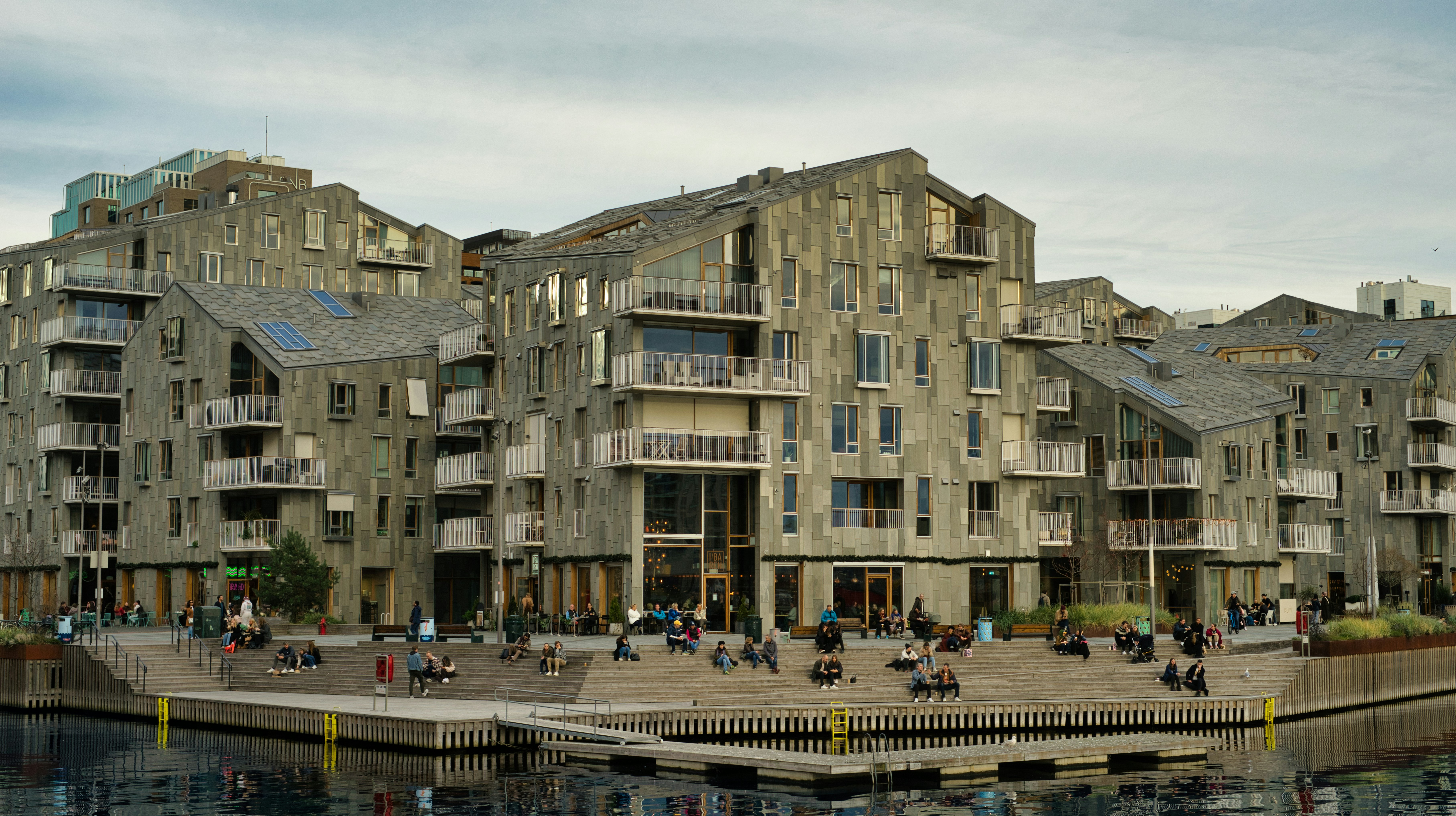 Bâtiments d’architecture moderne le long d’un front de mer. photo ...