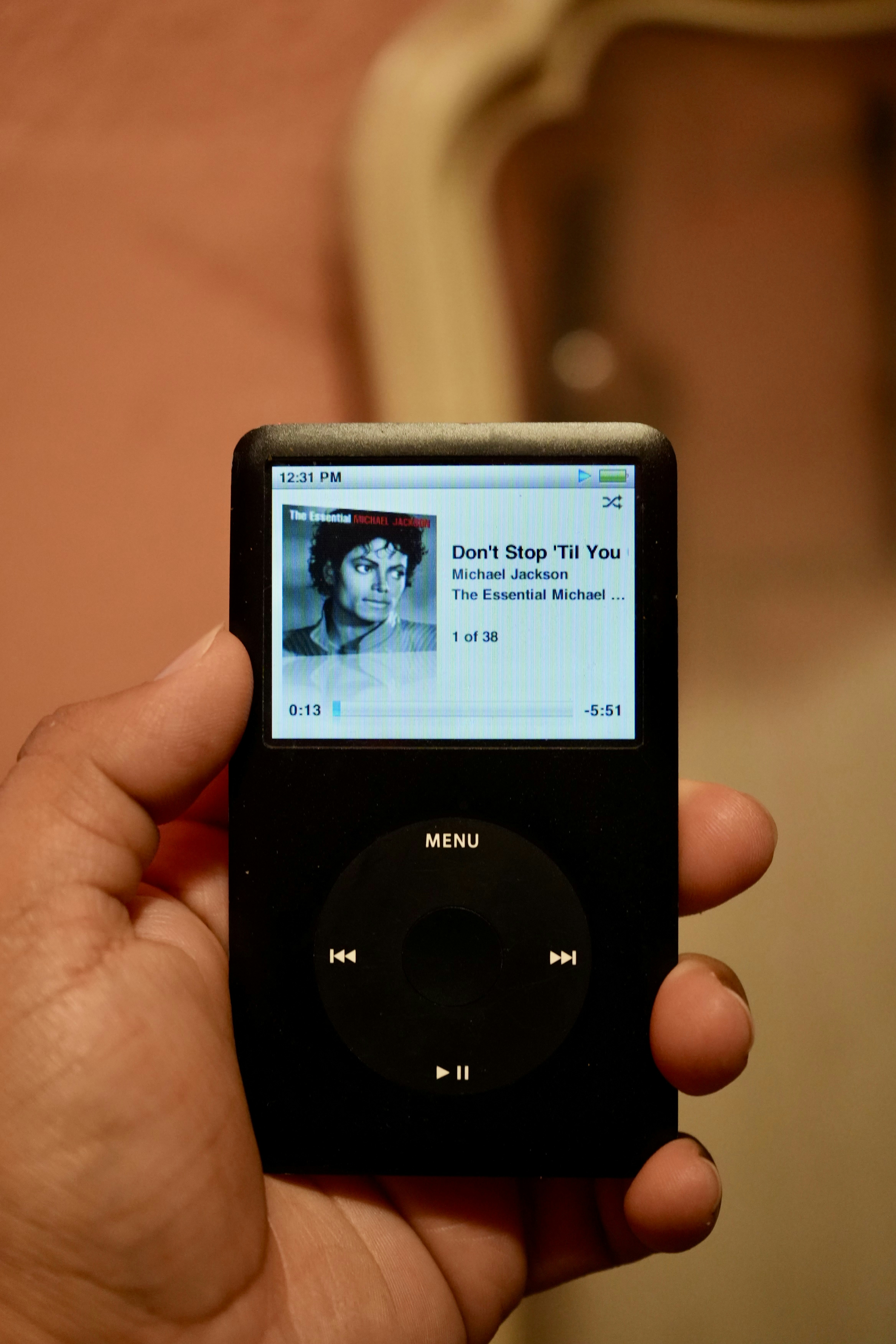 Qualcuno sta ascoltando michael jackson su un iPod.