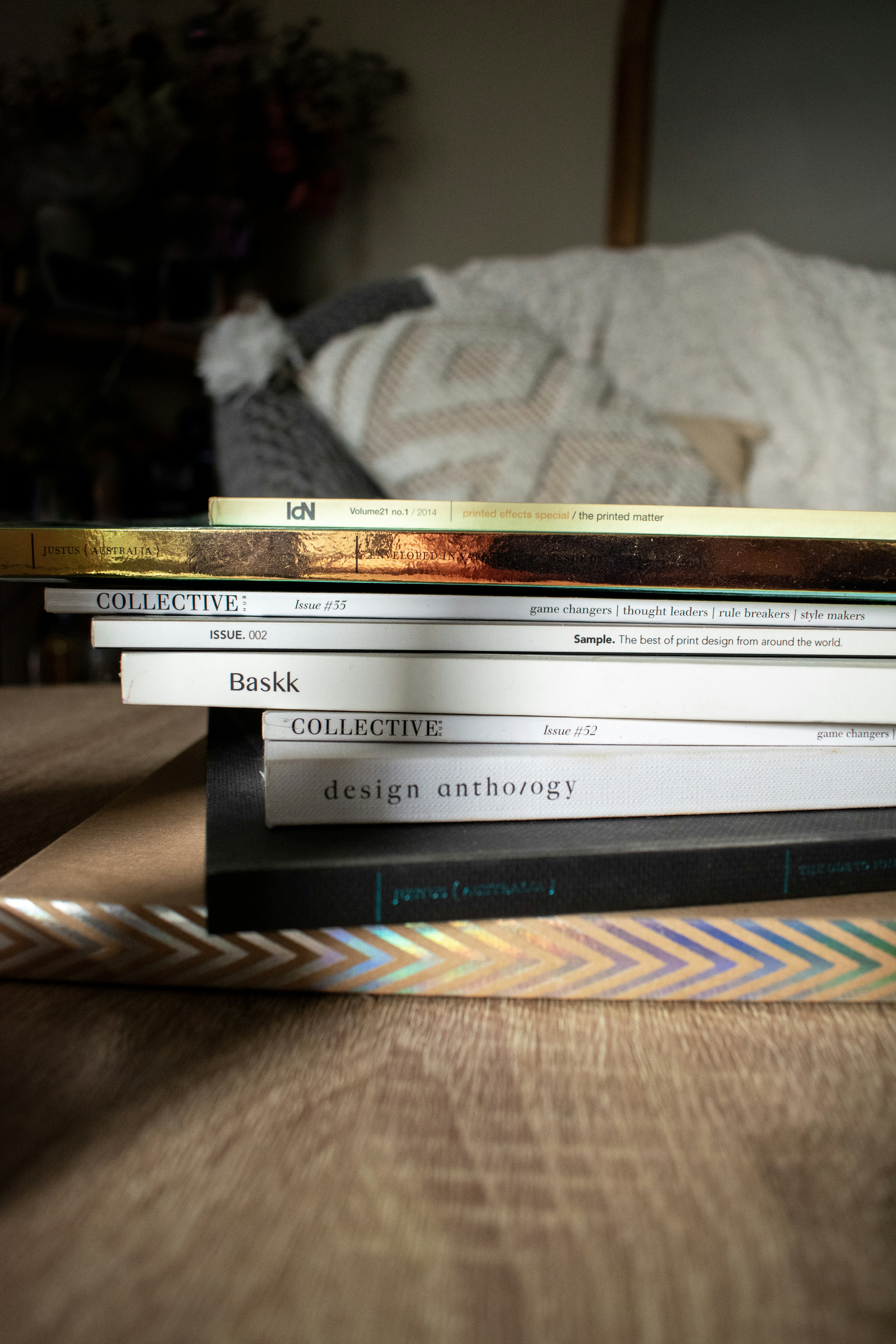 Une pile de livres est posée sur la table.