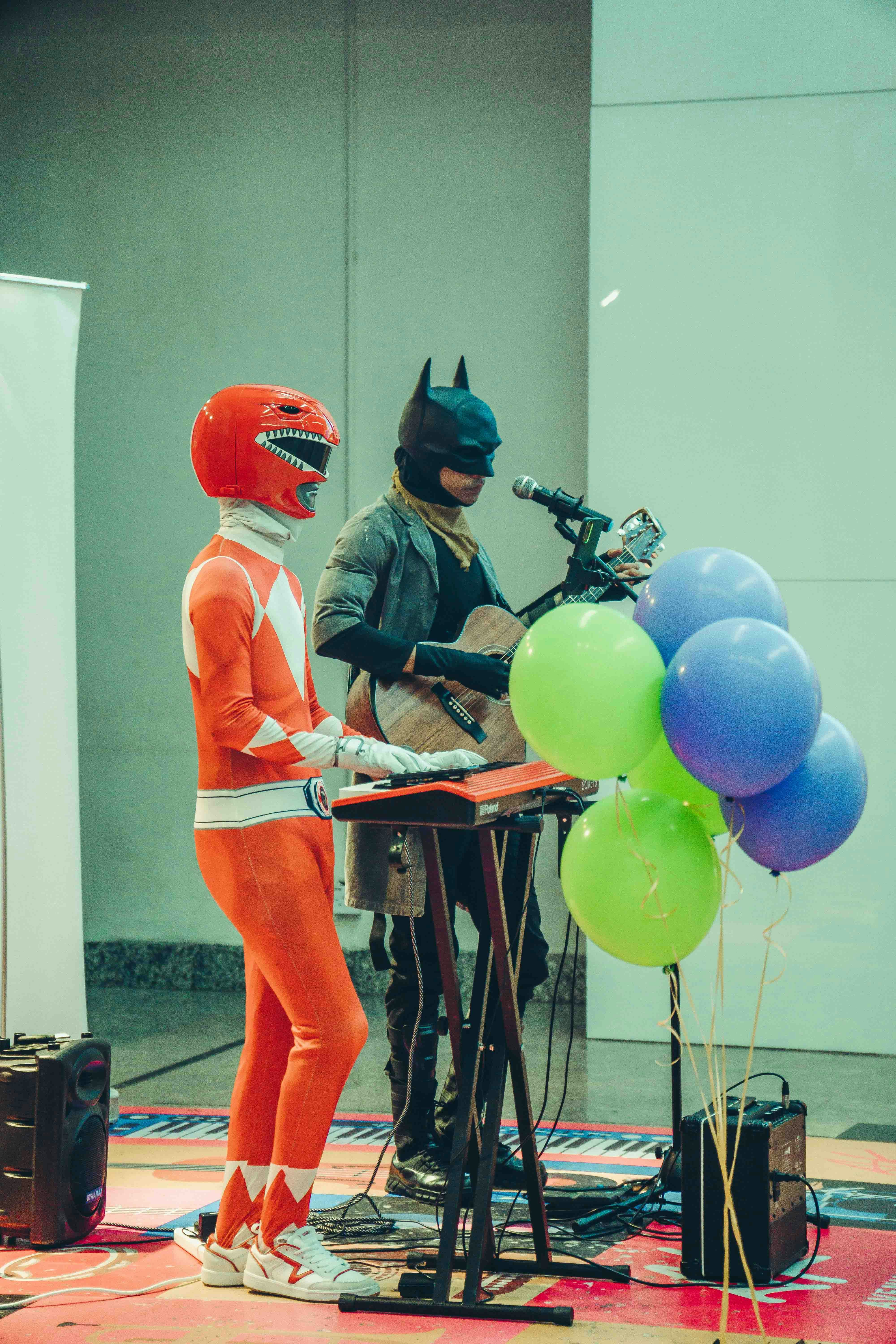 Batman dan penjaga merah menampilkan musik bersama.