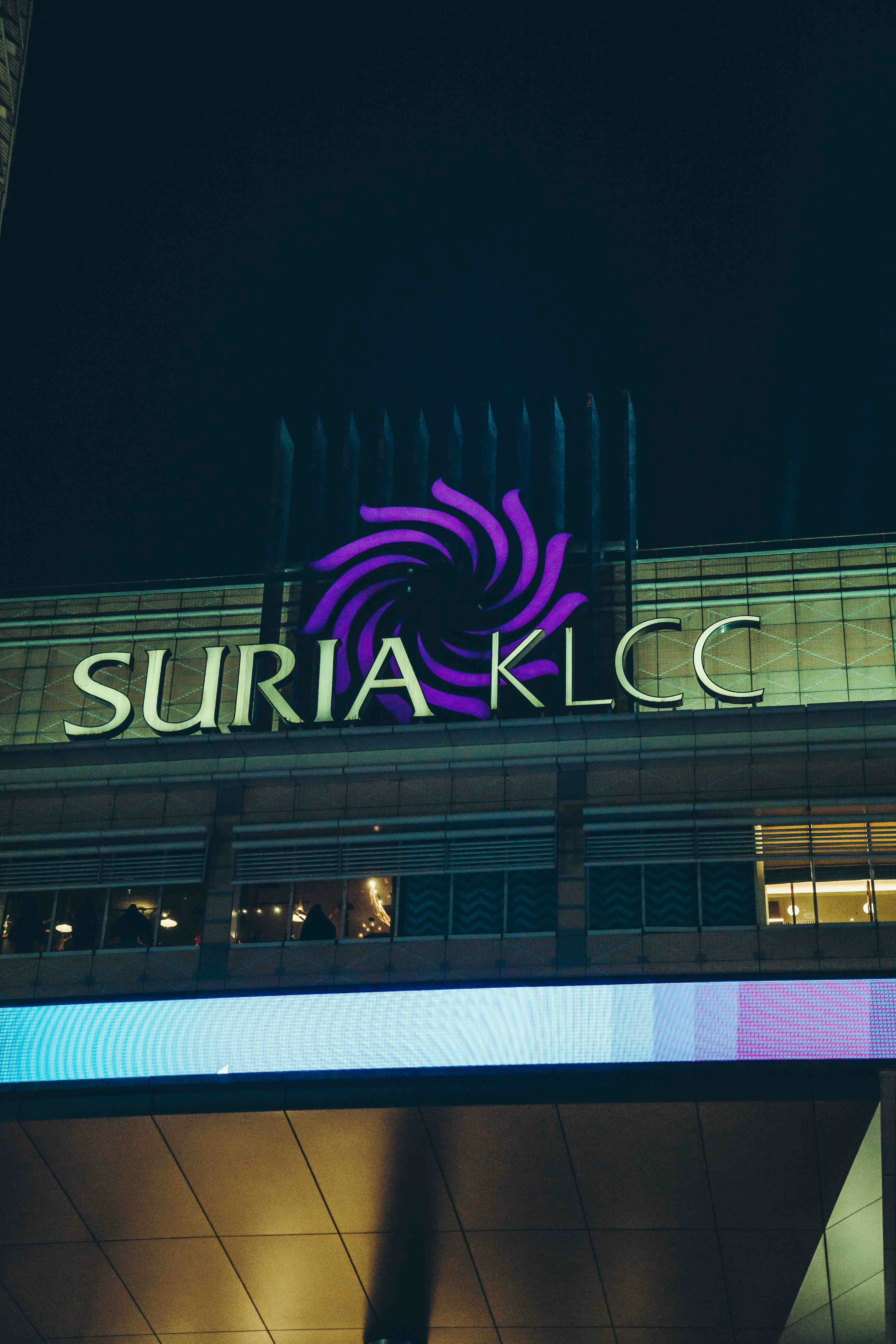 Suria klcc nachts beleuchtet