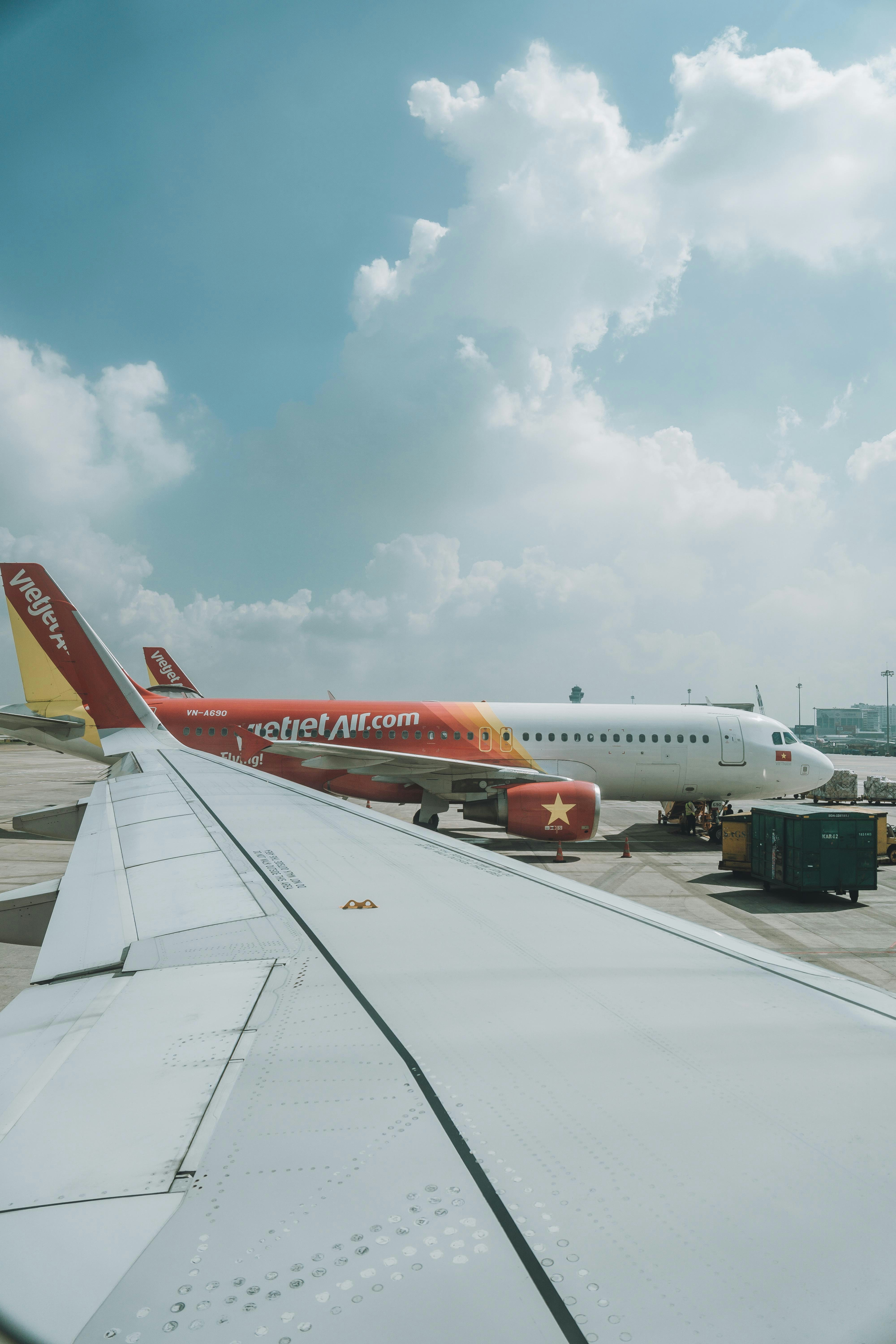 Avión en un aeropuerto junto a su ala.