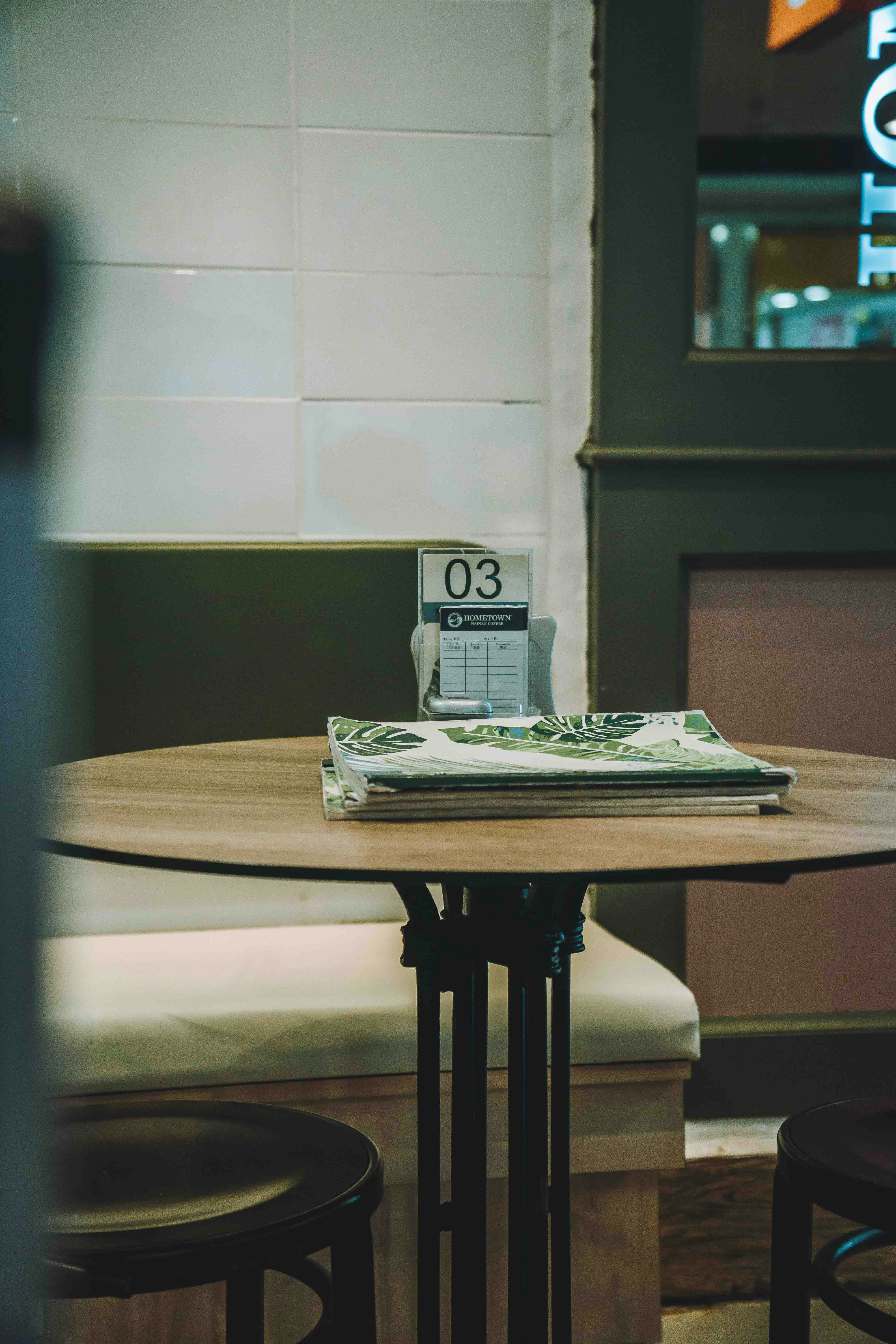 Una mesa está lista para los clientes en una cafetería.