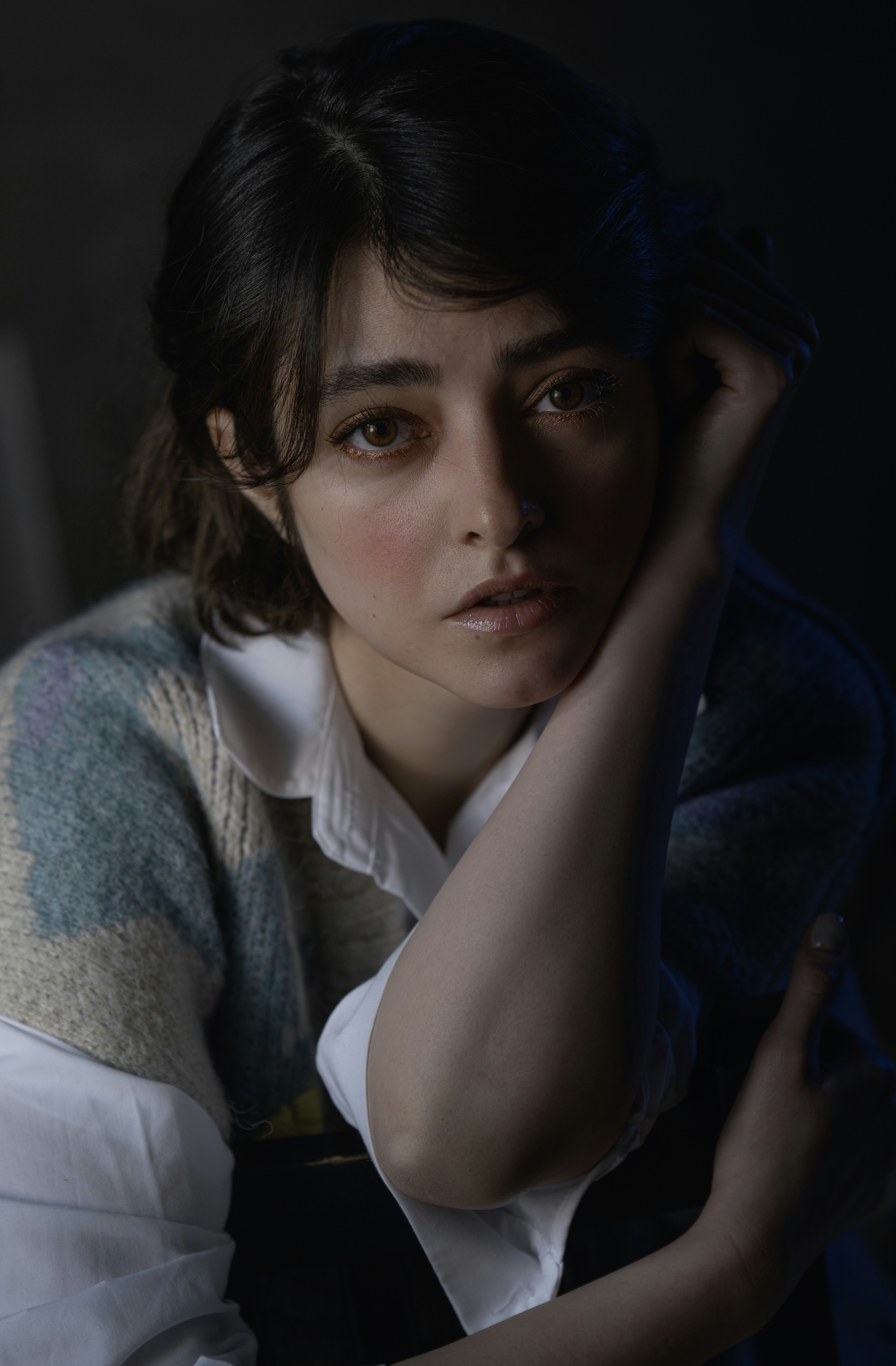 Una mujer mira pensativa al espectador.