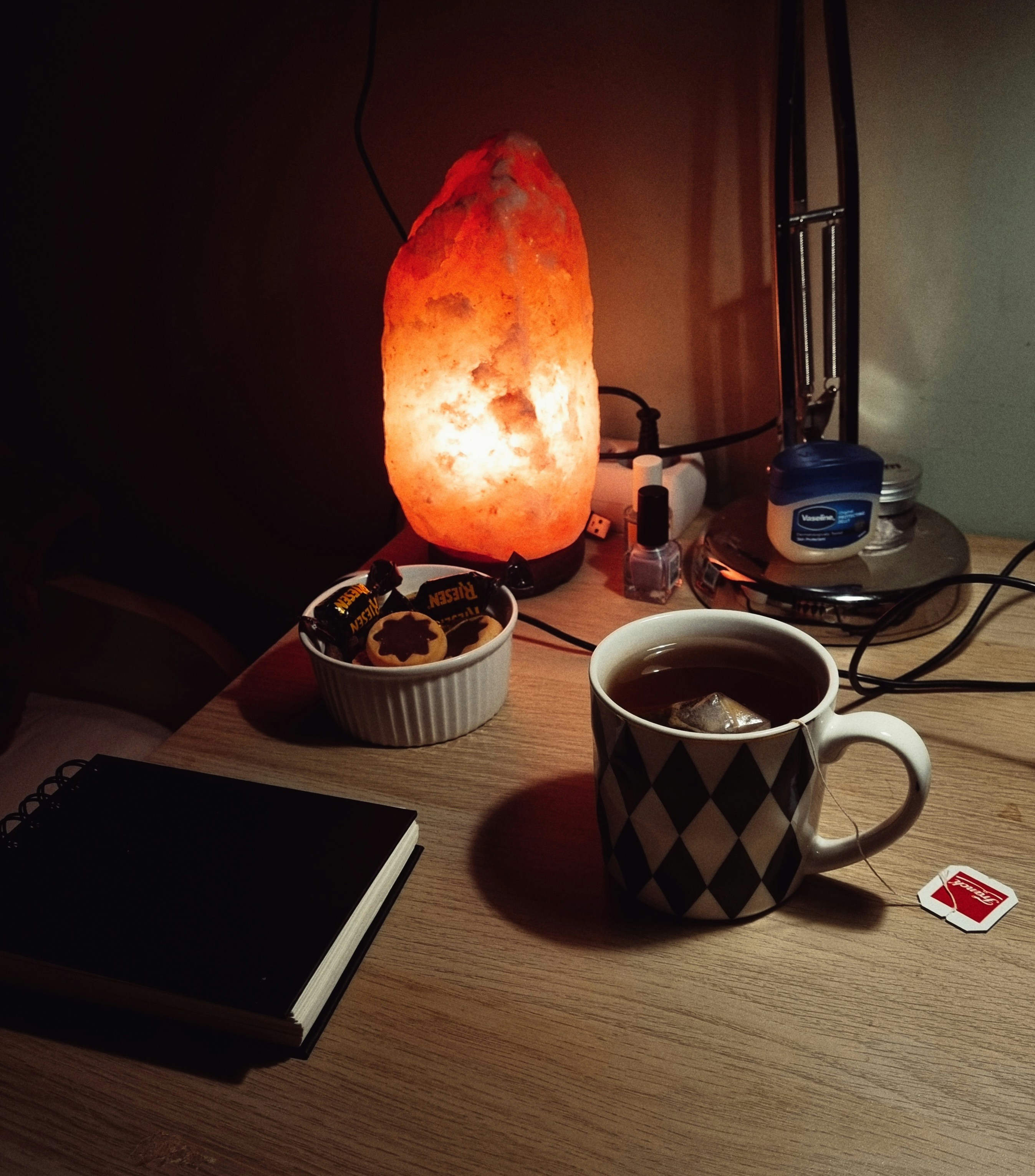 aesthetic study desk wallpaper, wallpaper, Cara Agar Tidak Ngantuk Saat Belajar: 8 Metode Paling Efektif 4
