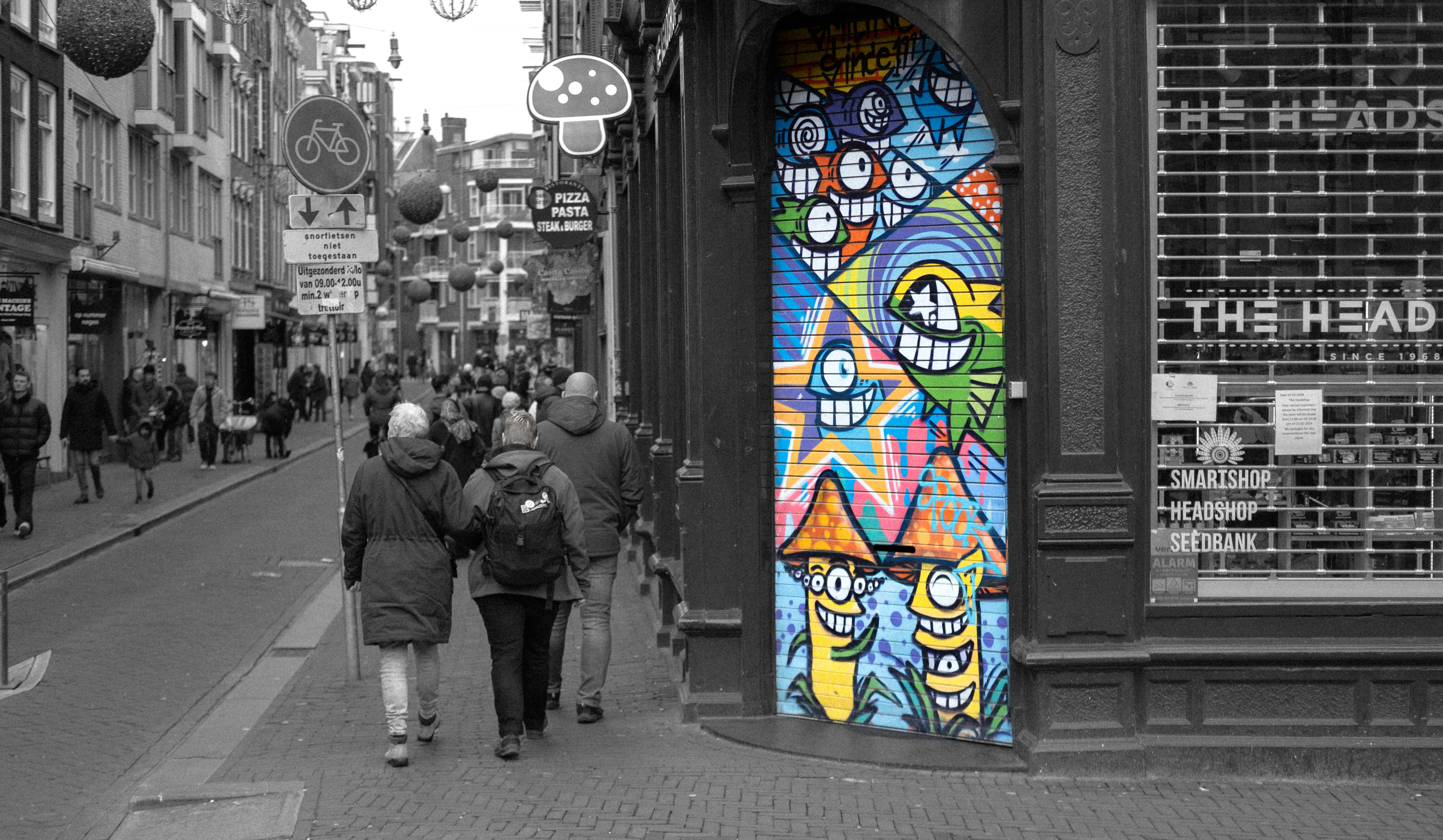 Hollanda'daki sanat ve kültür sektörünü temsil eden, modern bir galeride çalışan profesyoneller veya Amsterdam'ın kültürel atmosferini yansıtan yaratıcı bir çalışma alanı.