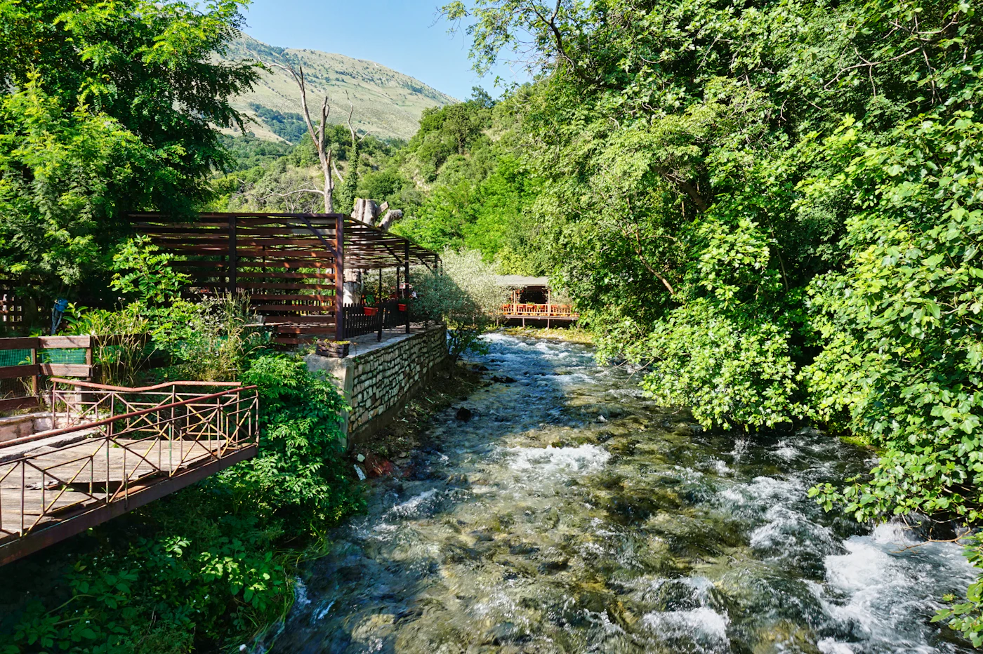 Die tiefblaue Karstquelle Syri i Kaltër, das «Blaue Auge»