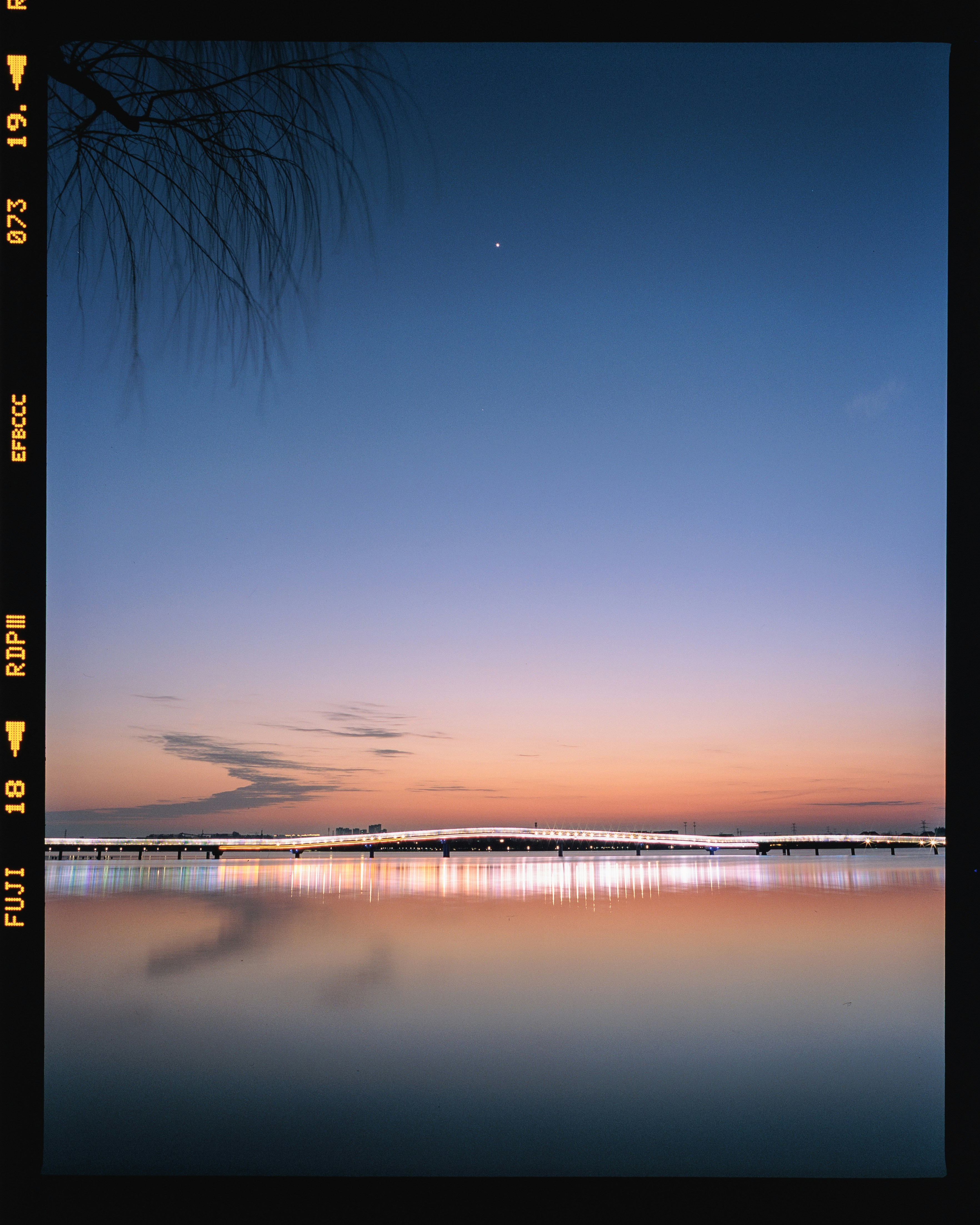 Les couleurs du soir se reflètent dans l’eau.