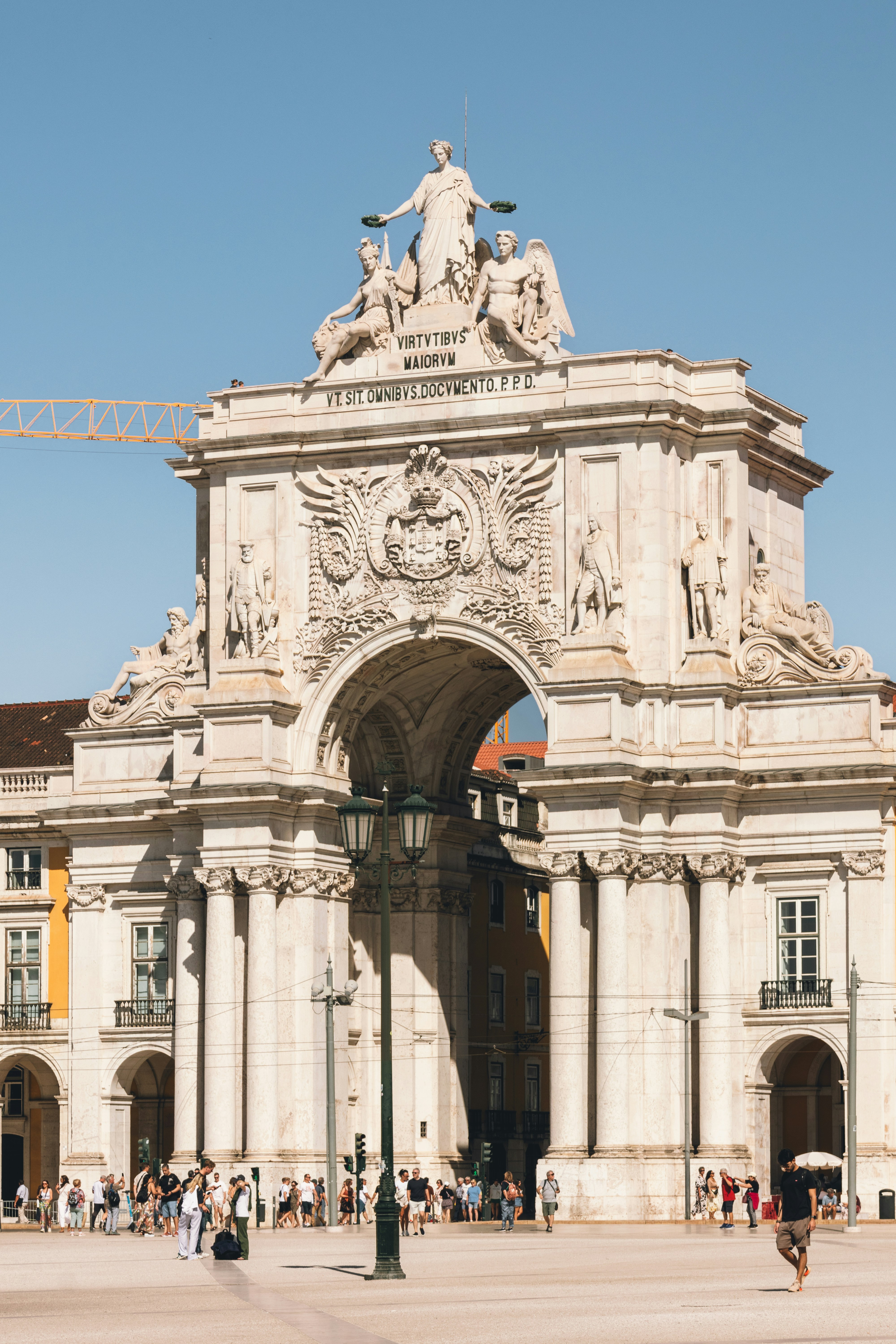 The arch of triumph in lisbon stands tall.