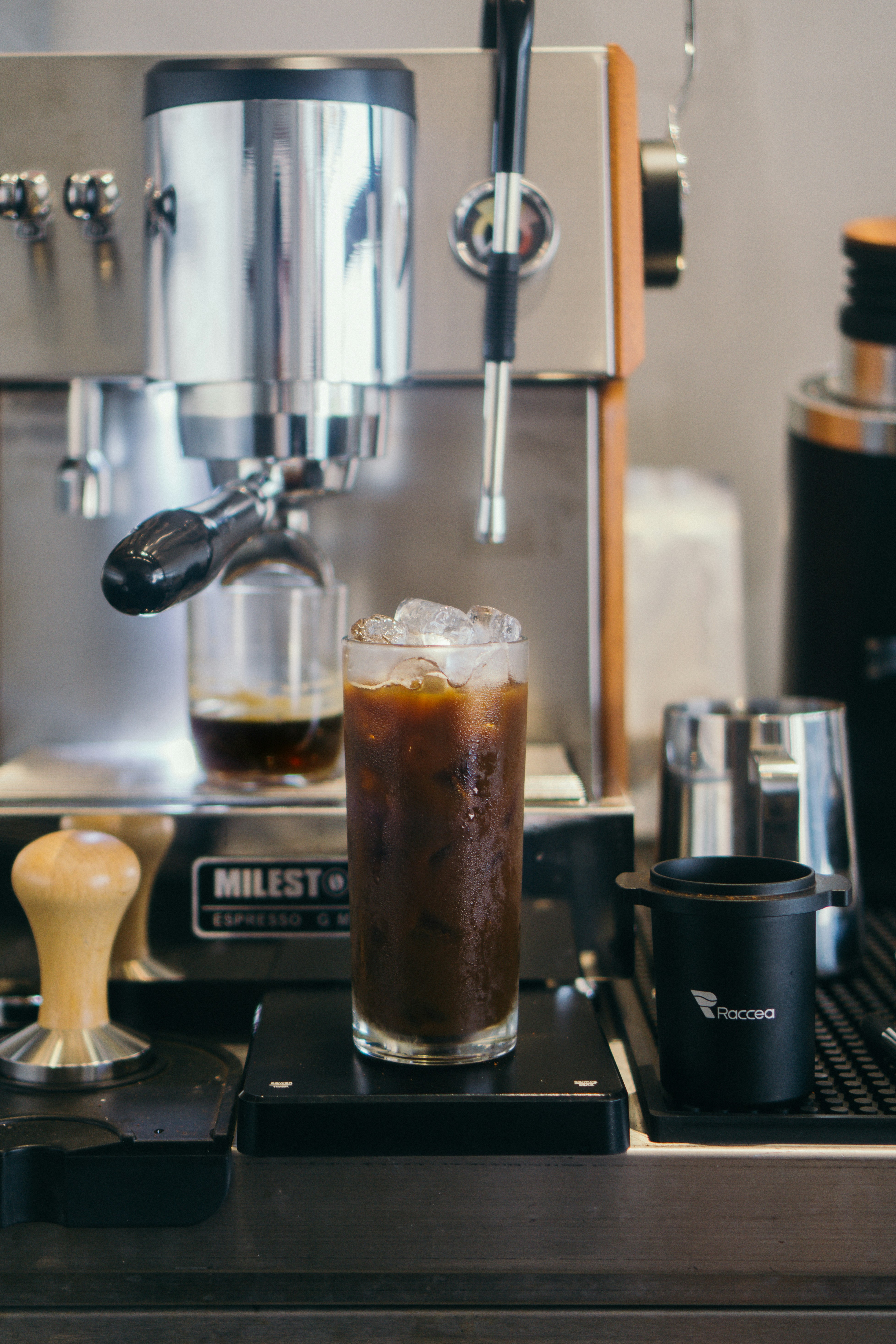 Café helado hecho en una cafetería moderna.