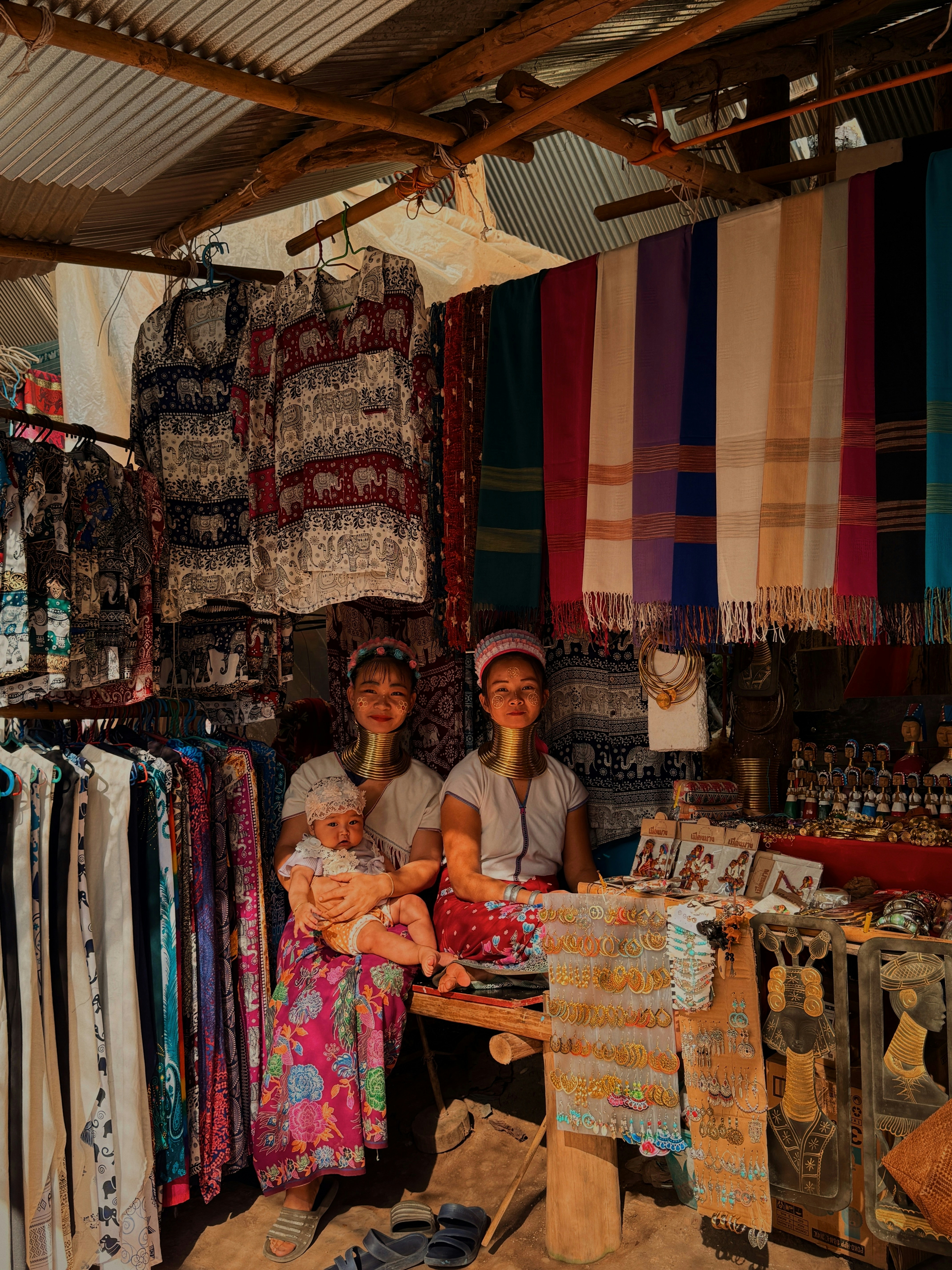 Craft fair textiles stall, ilustrasi artikel Bangkok Crafts 2025: A Must-Visit Event for Artisans and Enthusiasts 5