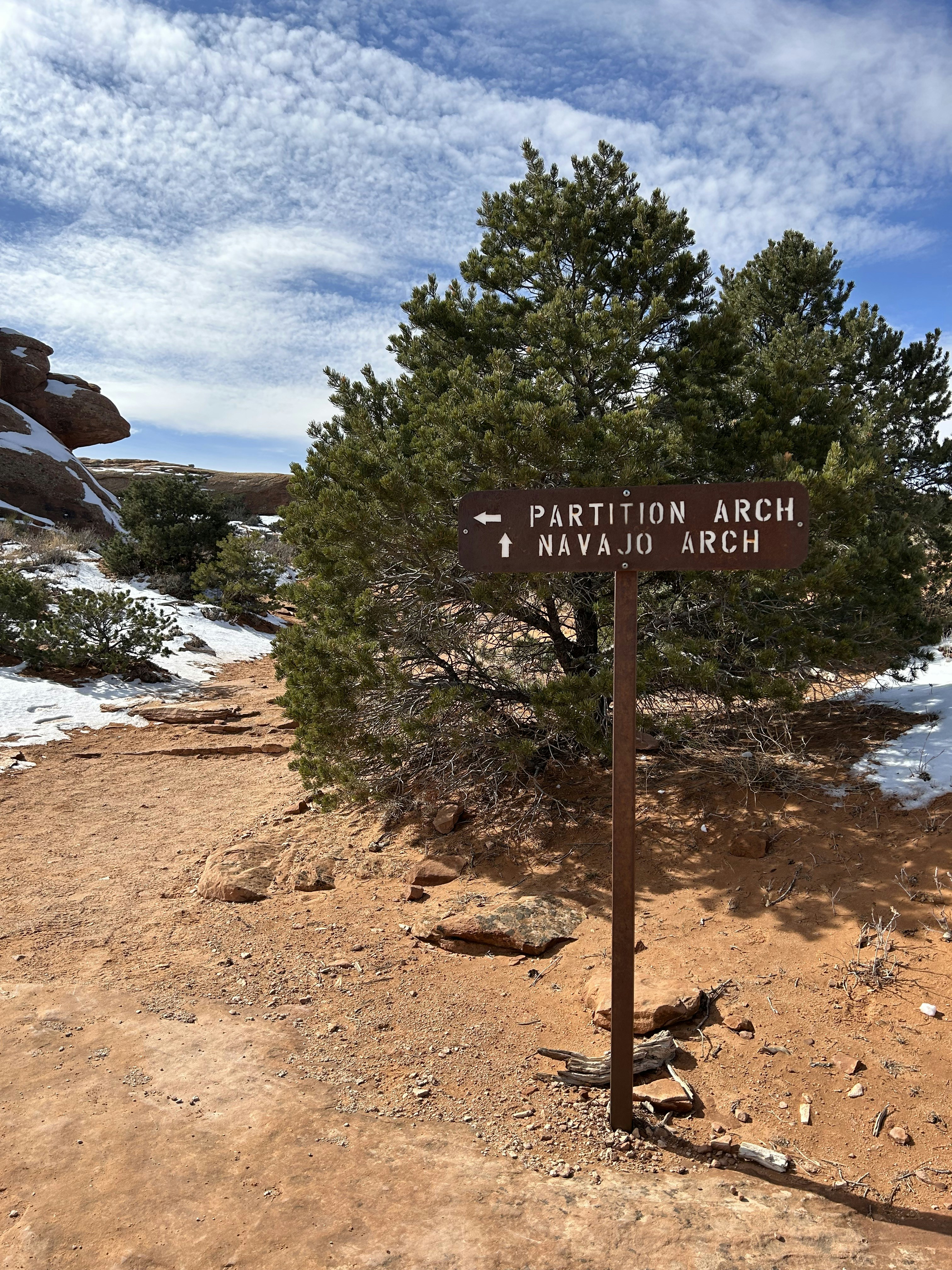Sign points to the partition and navajo arches.