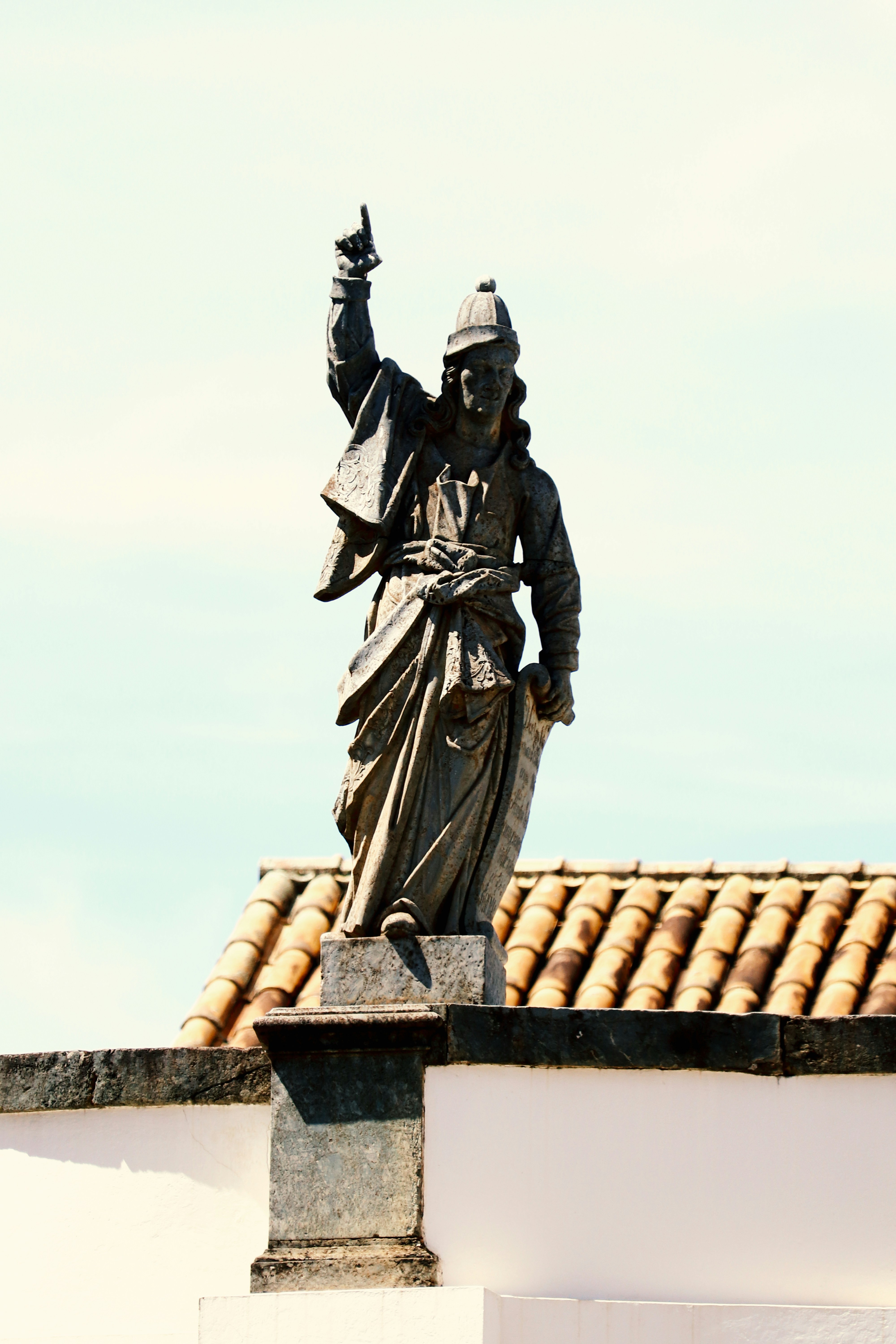 Statue of a man with an upward pointing arm.