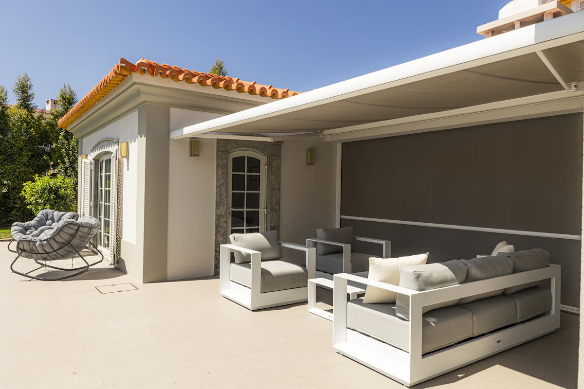 Terraza moderna con área exterior sombreada.
