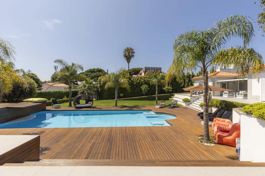 Palmier et piscine d’une villa ensoleillée