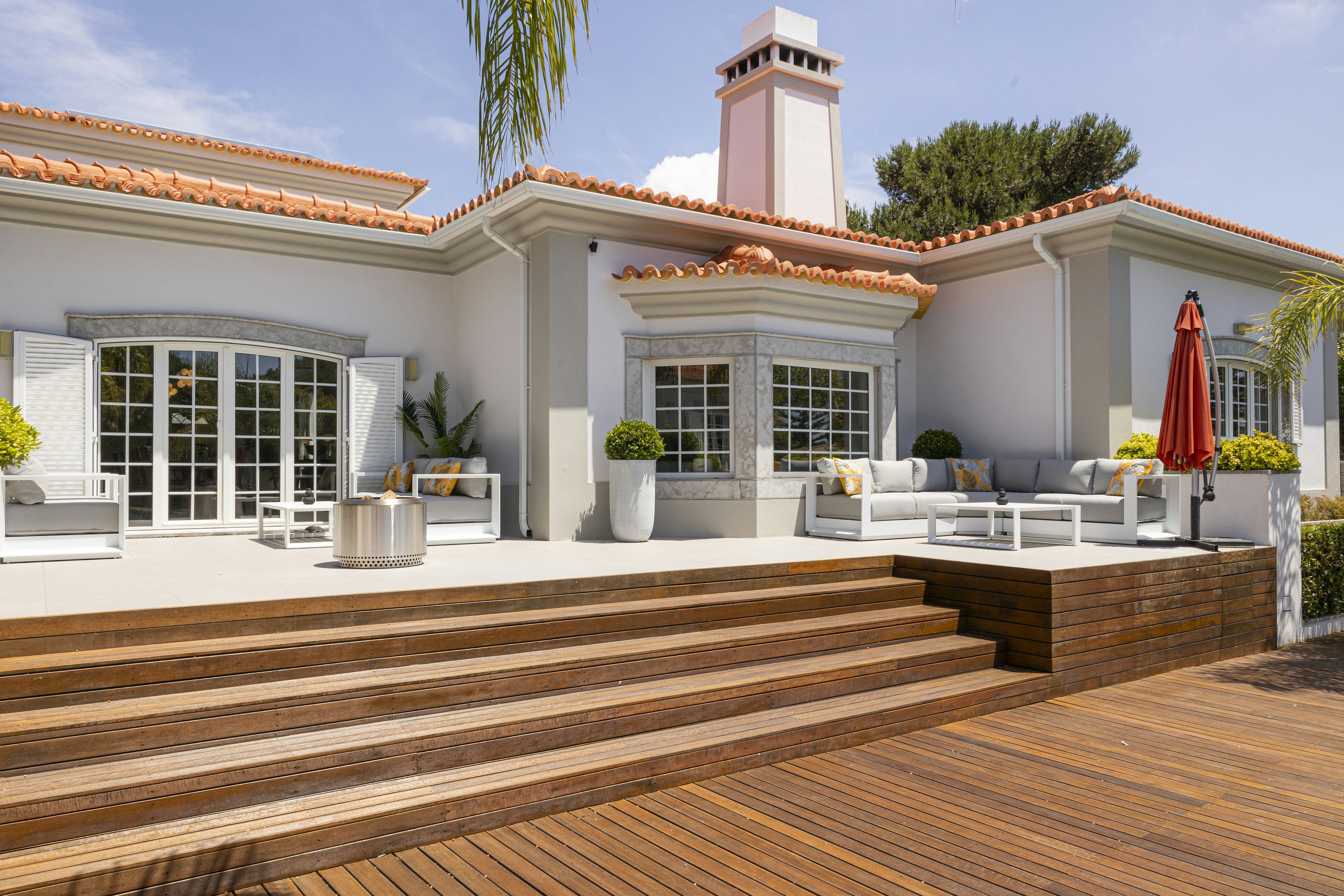 A beautiful house features an outdoor patio.